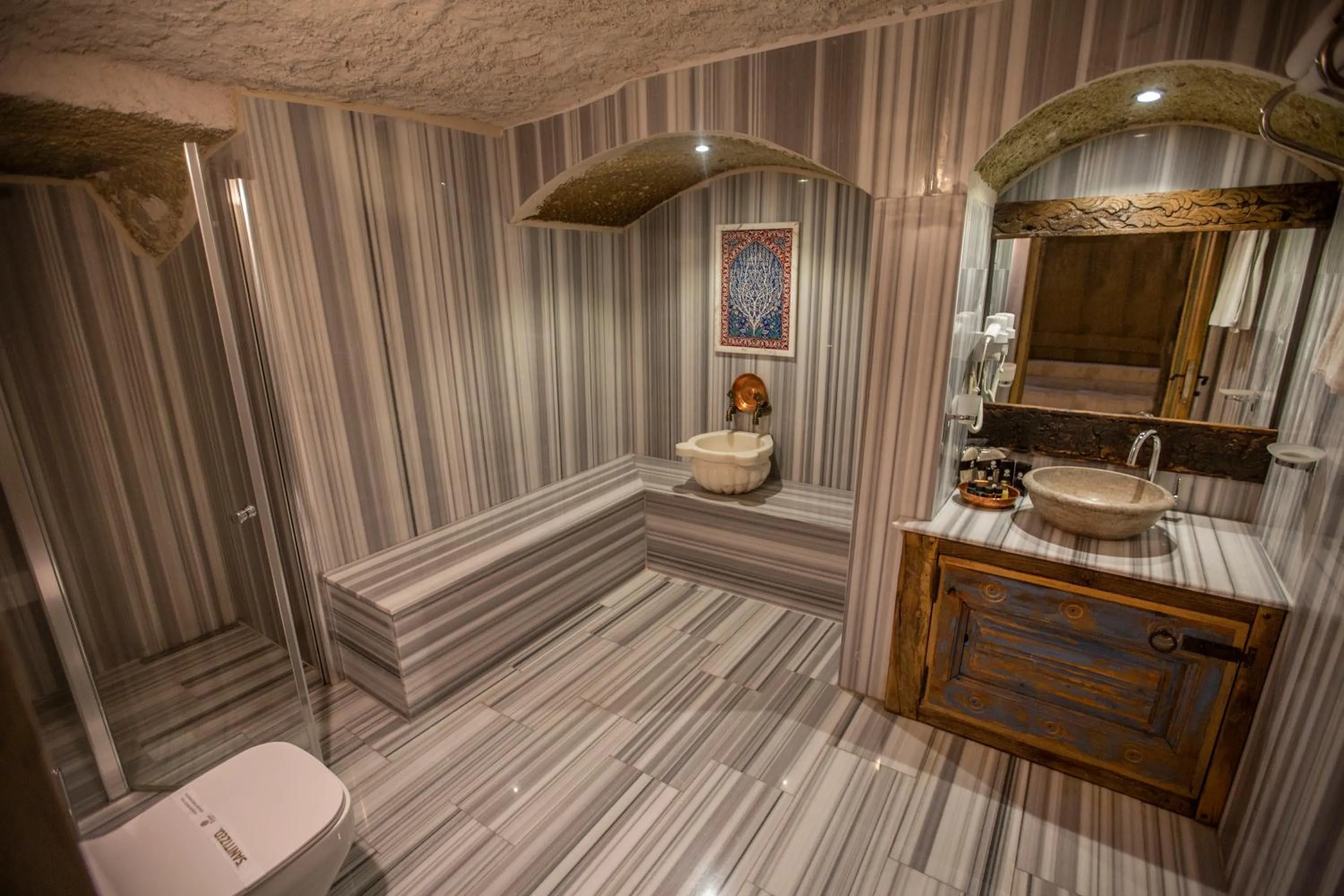 Deluxe Triple Room in Divan Cave House