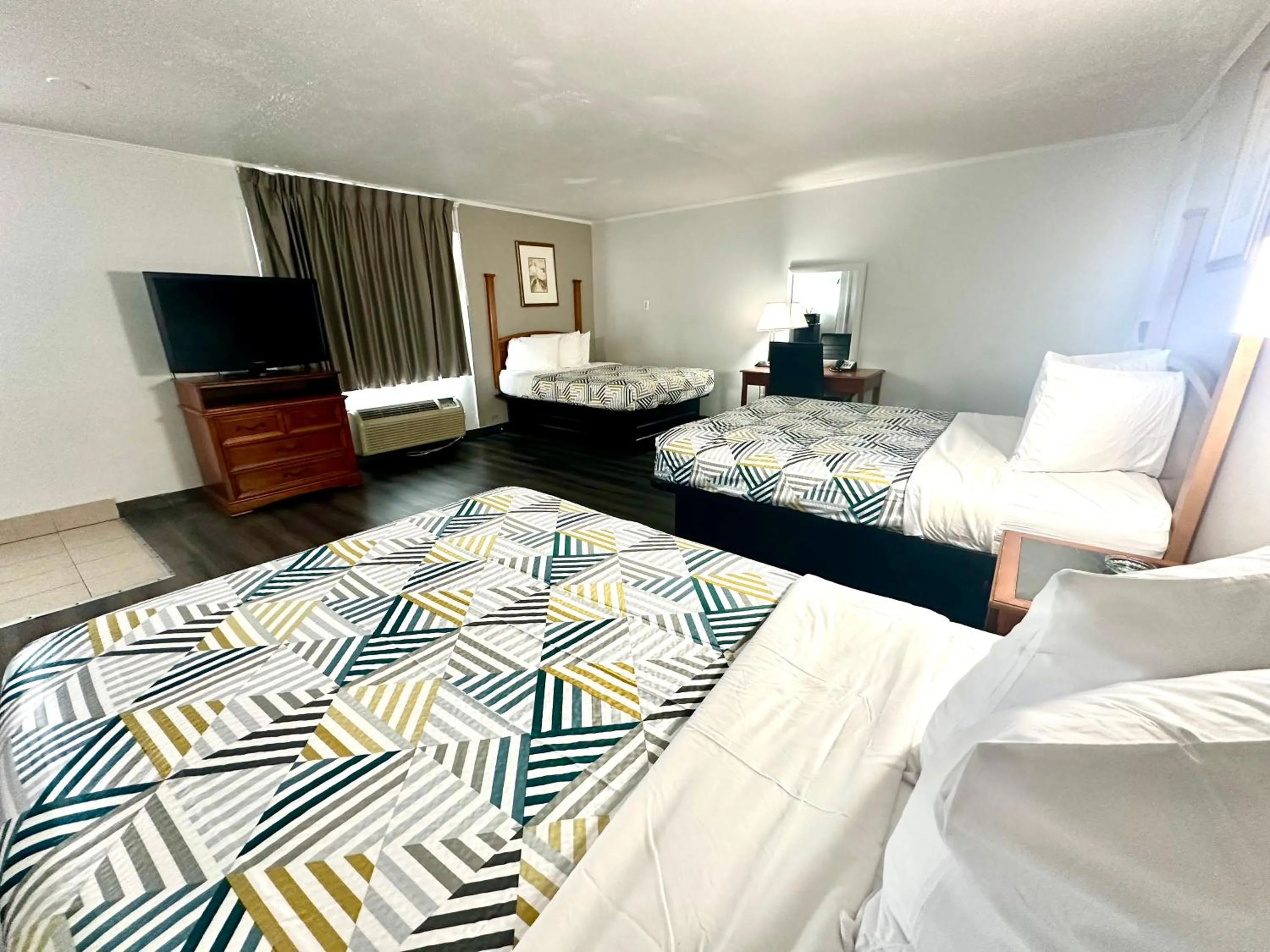 Standard Triple Room-Smoking in Red Carpet Inn - Stamford