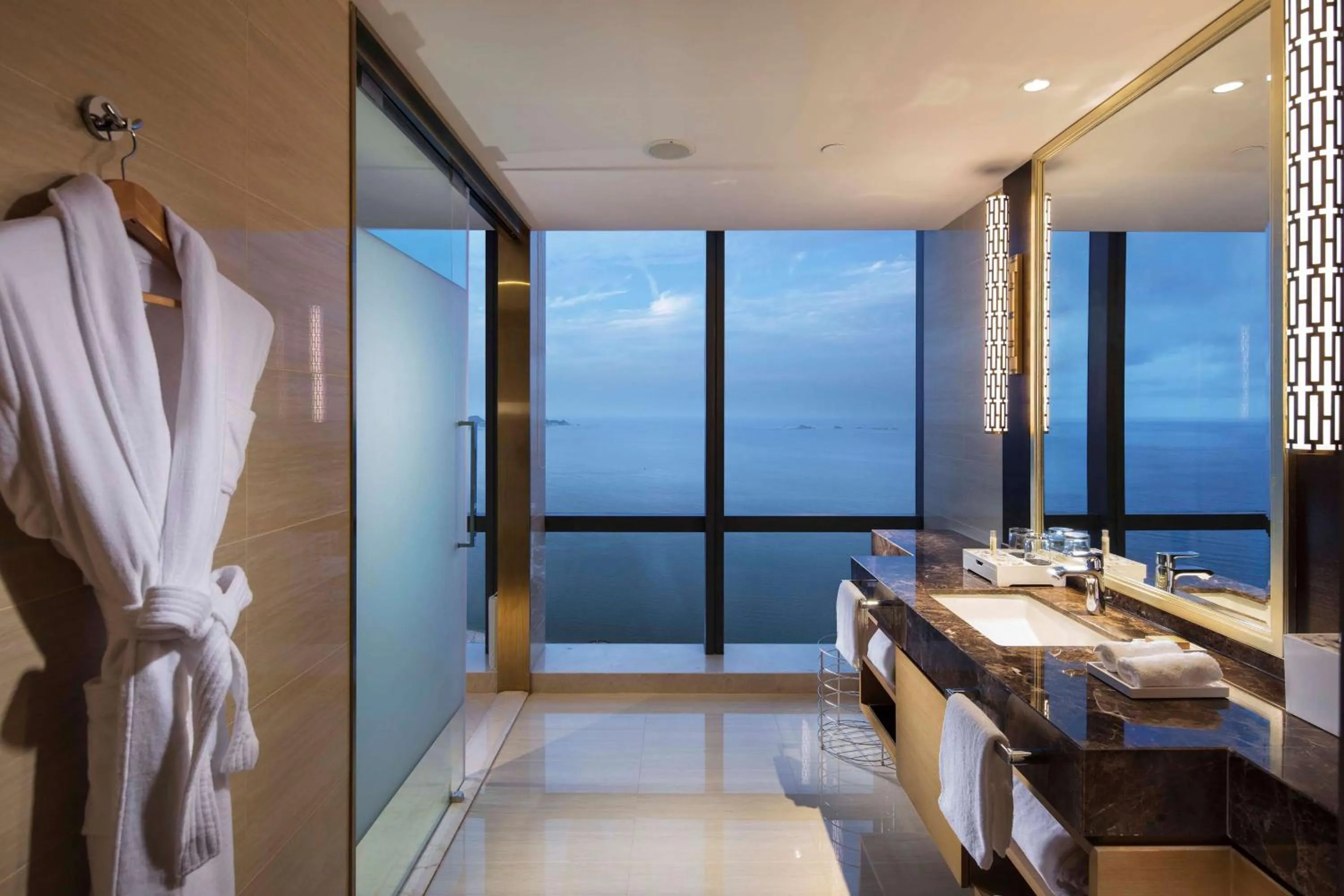 Deluxe King Room with Sea View in Hilton Yantai