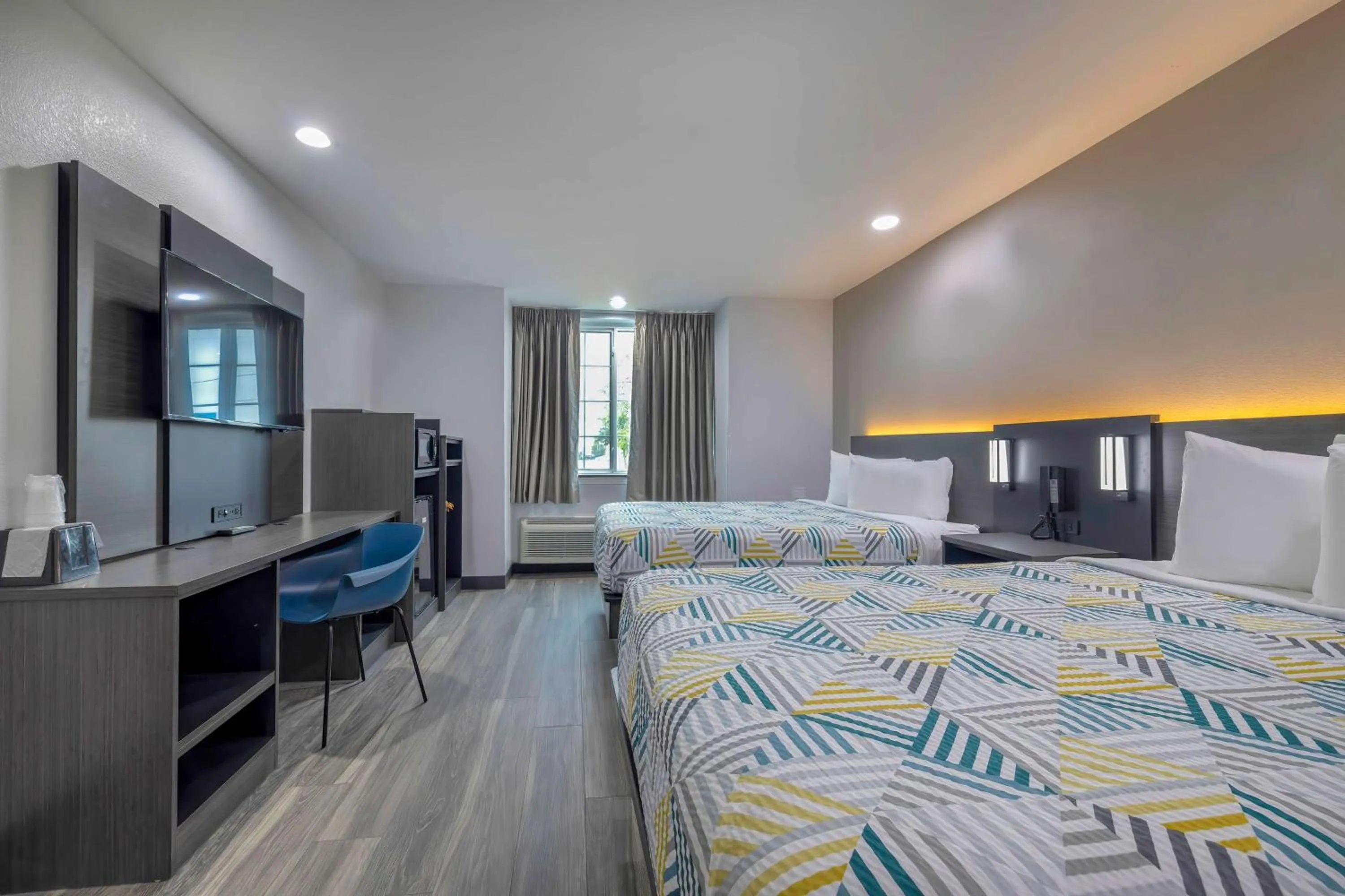 Deluxe Queen Room with Two Queen Beds - Smoking in Motel 6-Fort Worth, TX - Burleson