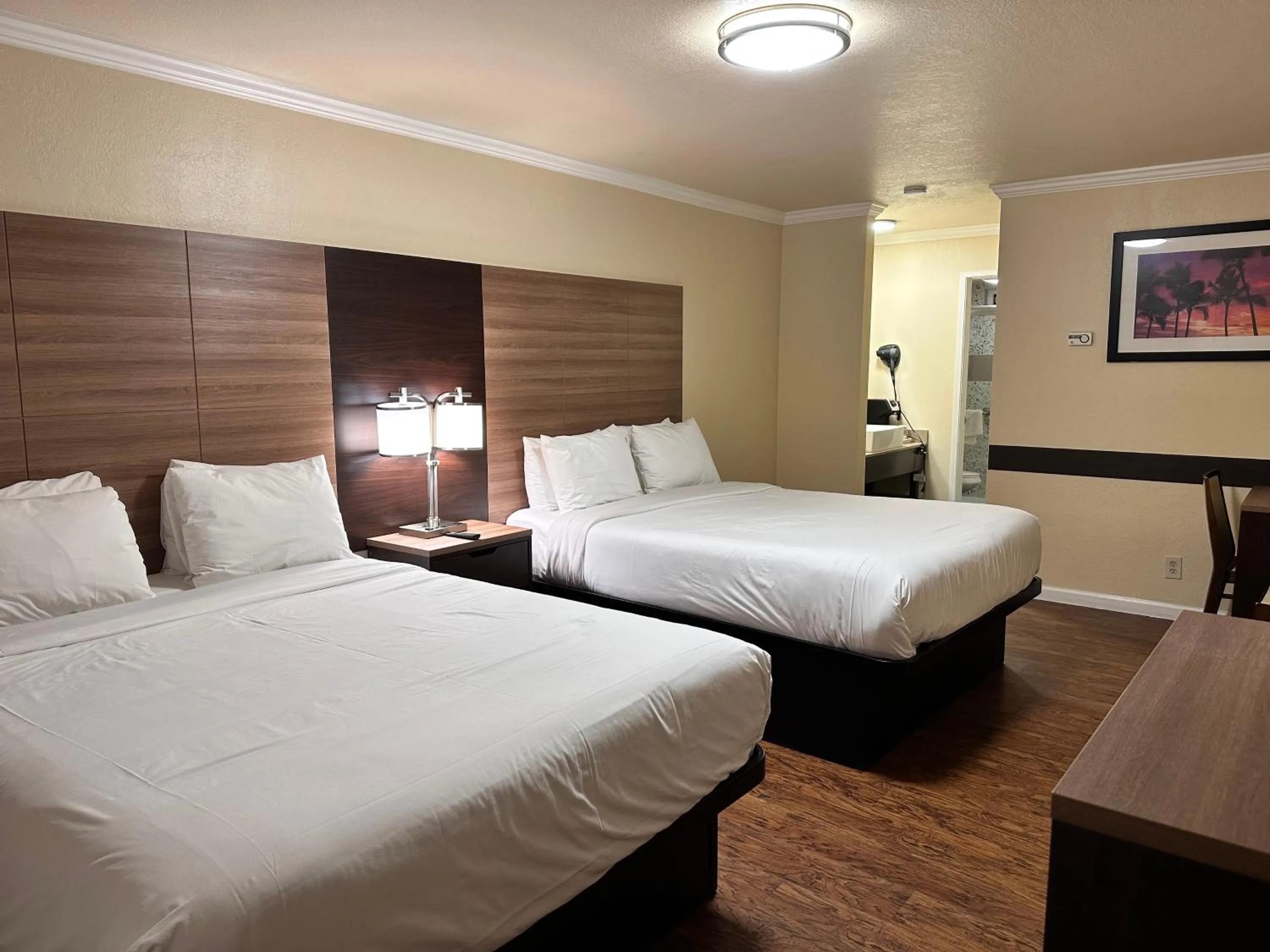 Queen Room with Two Queen Beds in Beachwalker Inn Cayucos