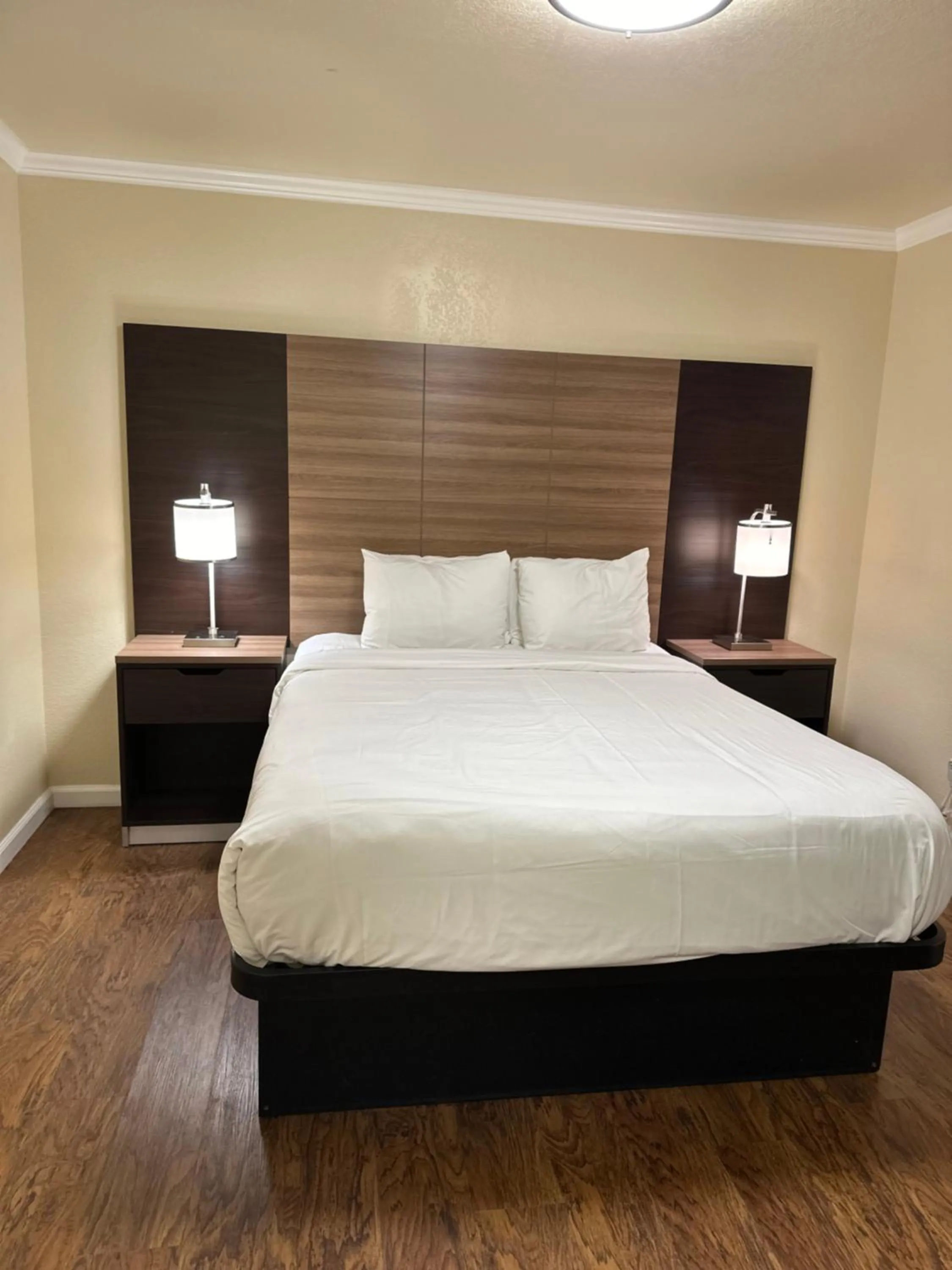 Deluxe Queen Suite in Beachwalker Inn Cayucos