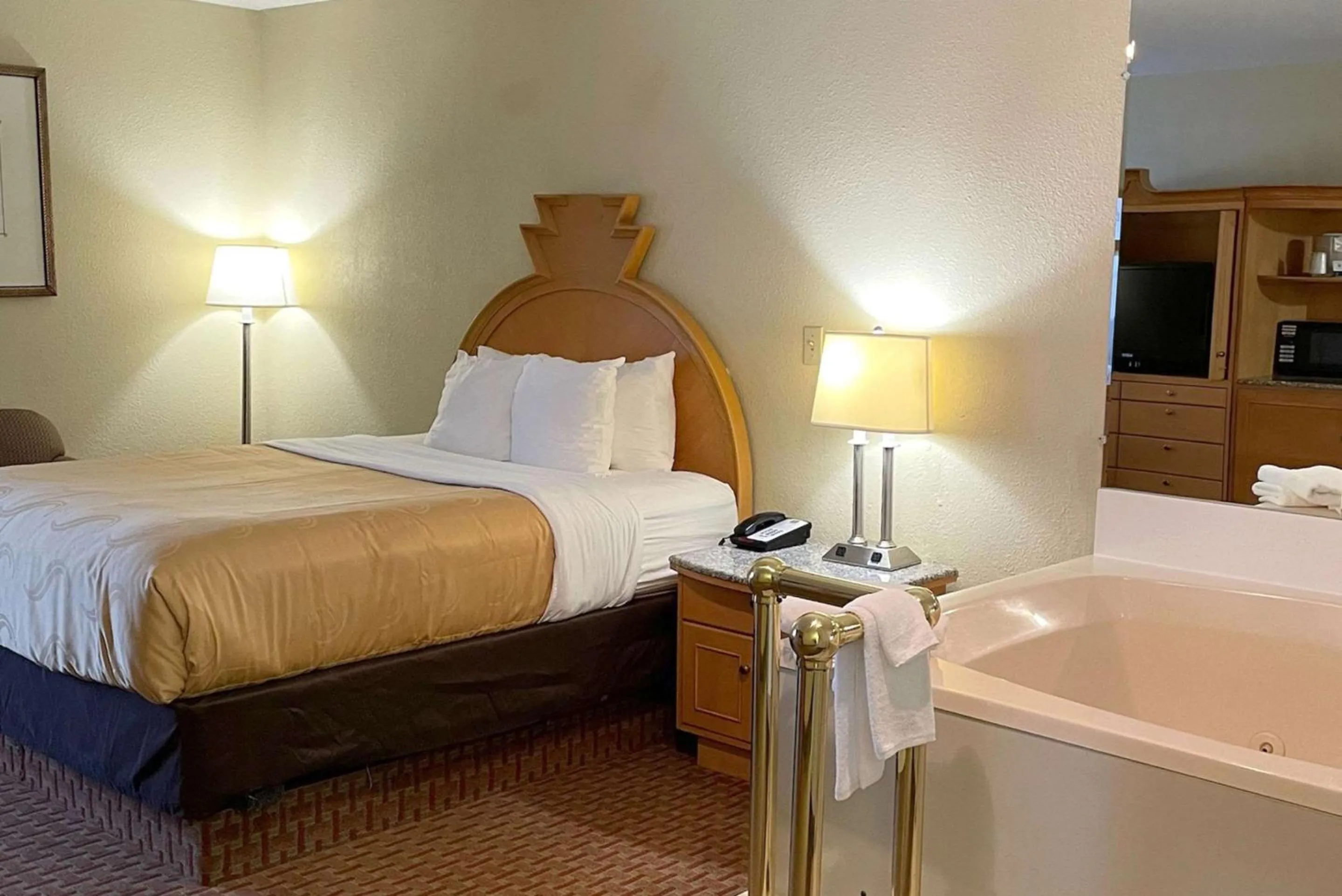 Queen Room with Spa Bath in Quality Inn & Suites Greenfield I-70