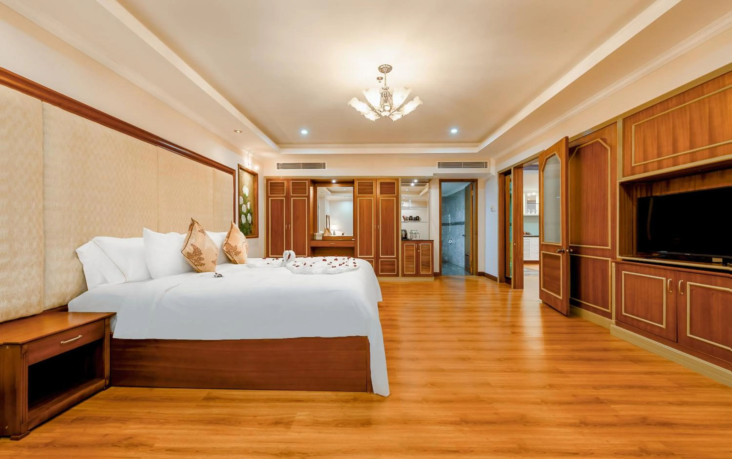 Grand Suite with In-room Sauna in Muong Thanh Luxury Song Han Hotel