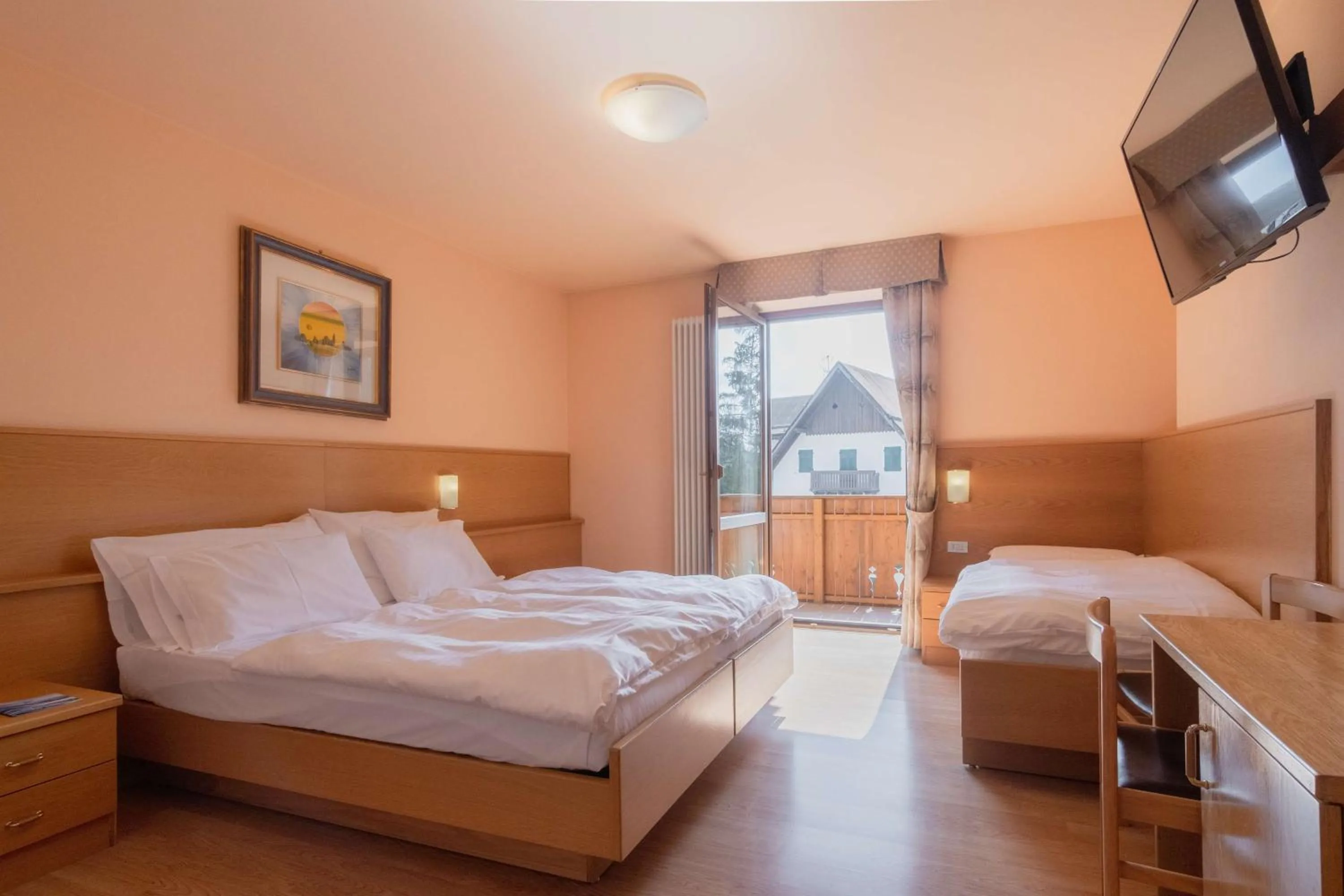 Standard Queen Room with Single Bed in Hotel Cima Rosetta - BW Signature Collection