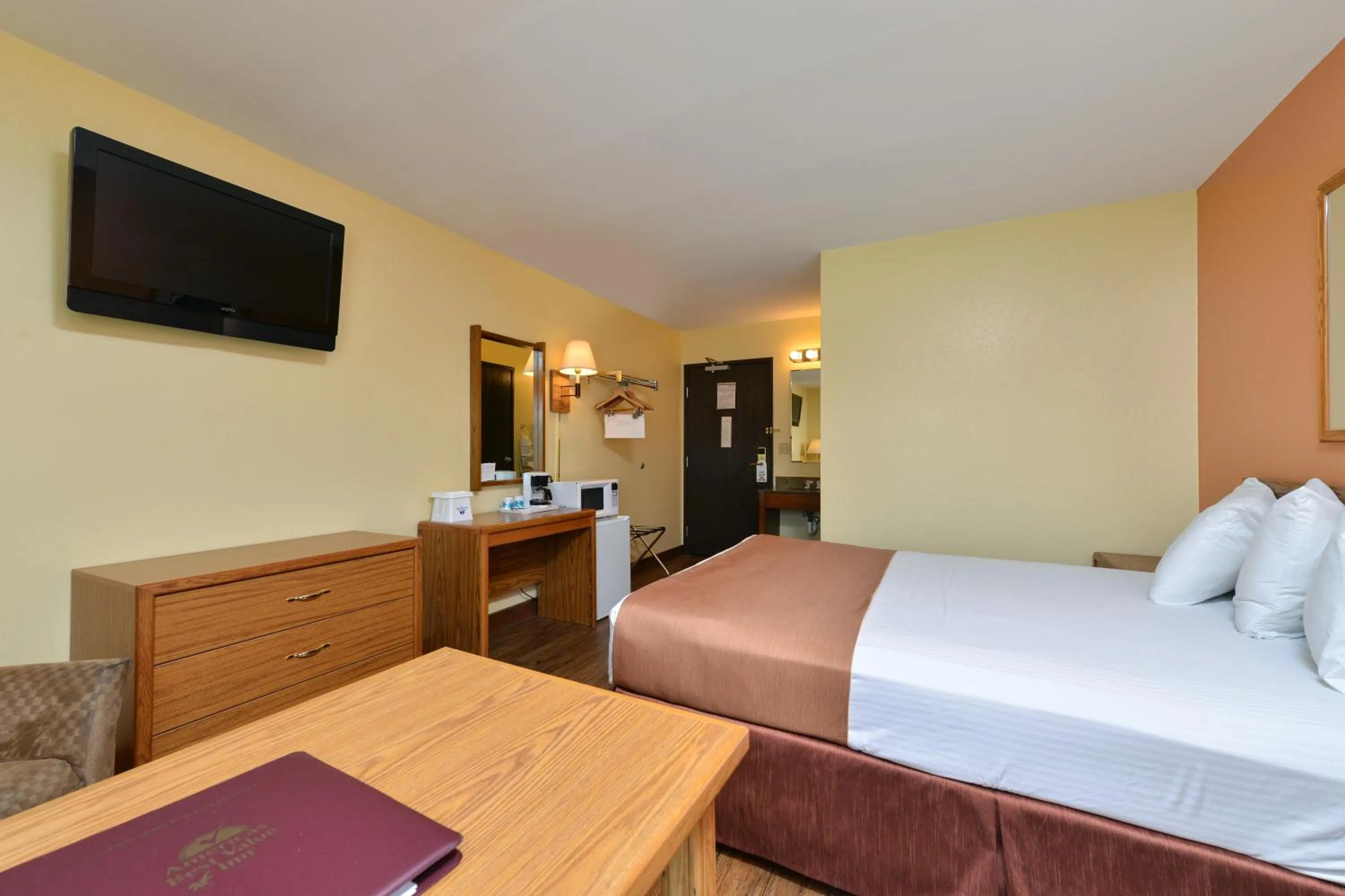 Queen Room - Mobility Access/Non-Smoking in Super 8 by Wyndham Rapid City