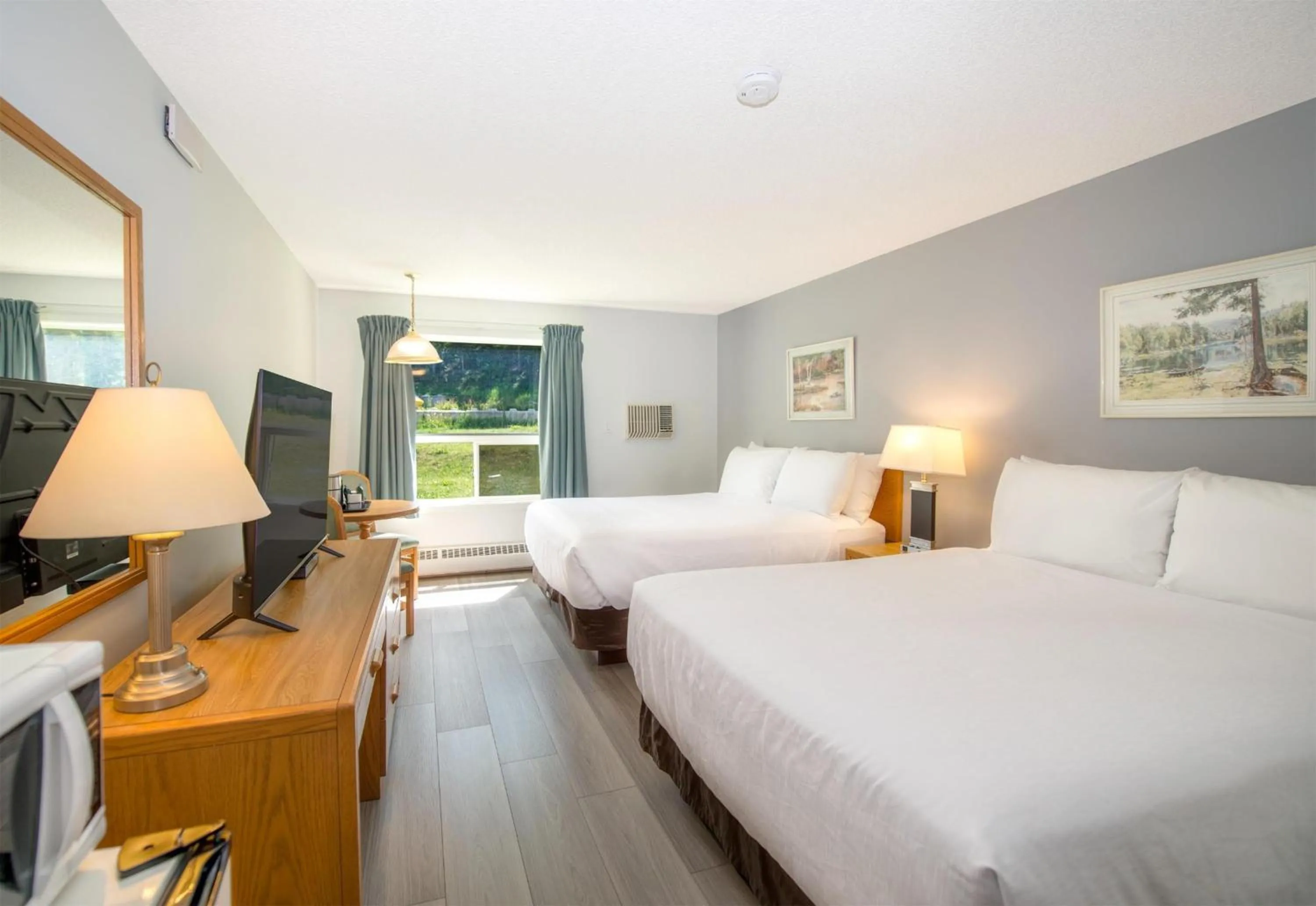 Coast Two Queens Pet Friendly  in Coast Hinton Hotel