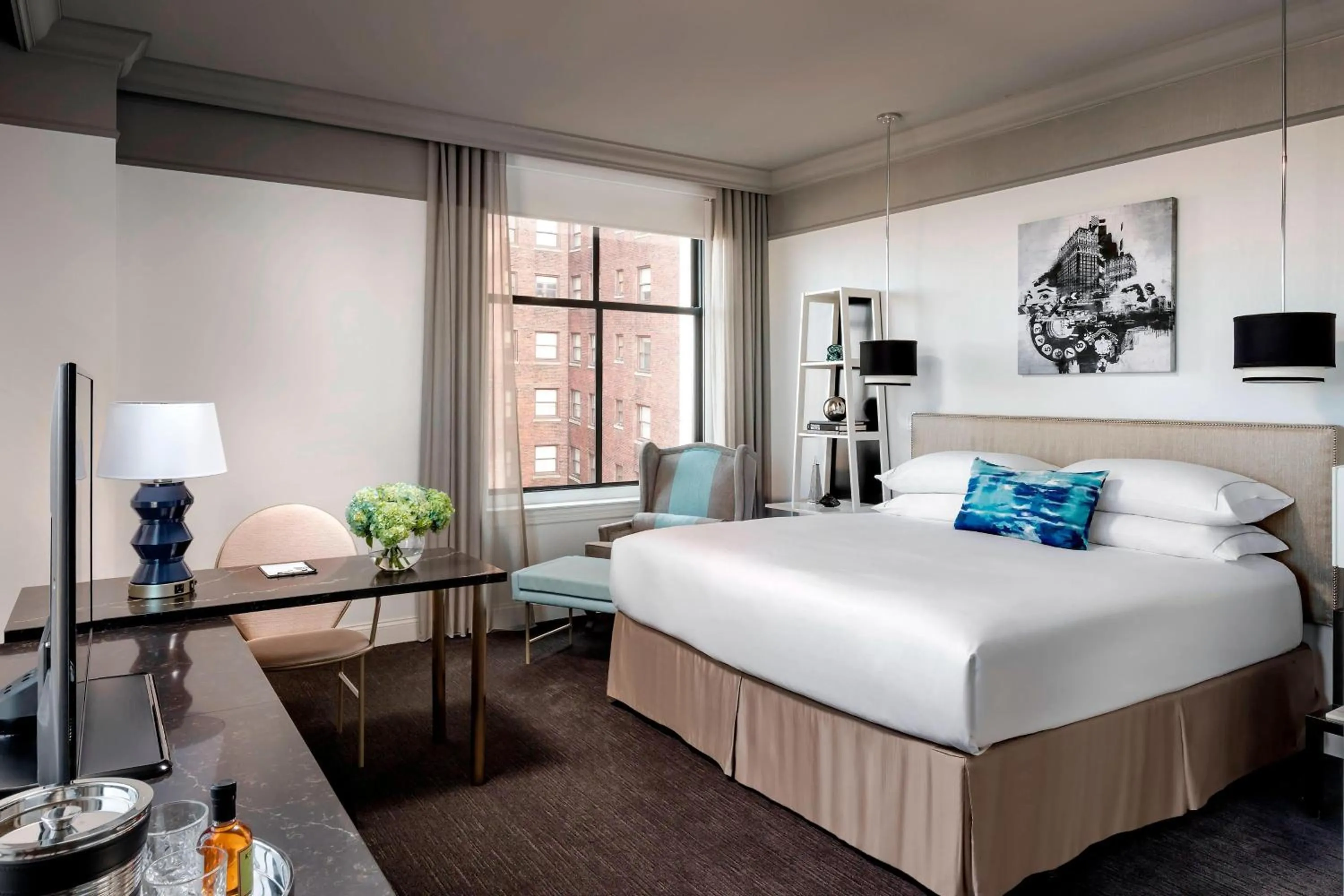 King Guest Room - Club Level in The Blackstone, Autograph Collection