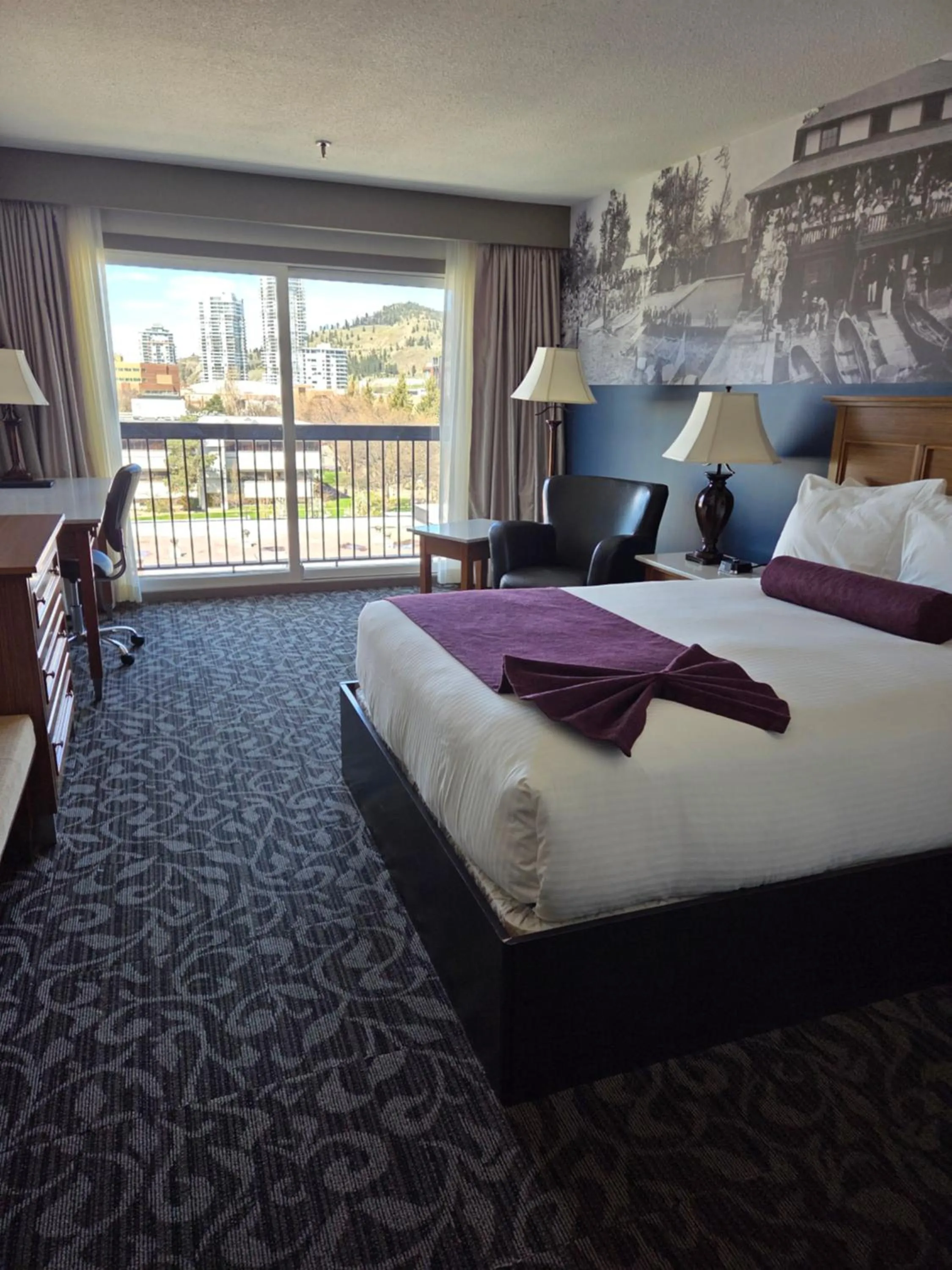 Deluxe Queen Room in The Royal Anne Hotel