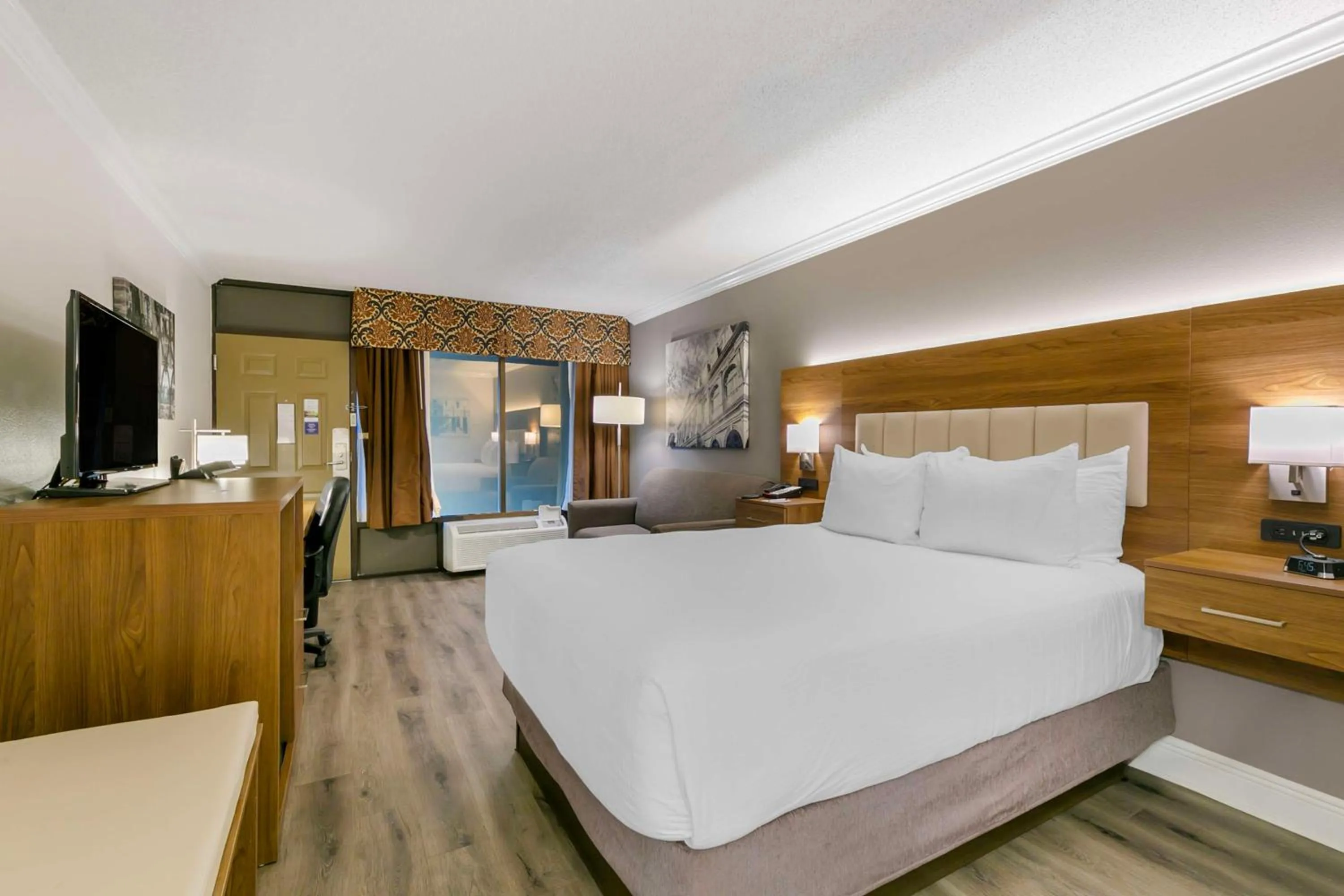 Double Room - Mobility Accessible Bathtub - Non-Smoking in Best Western Plus Westbank