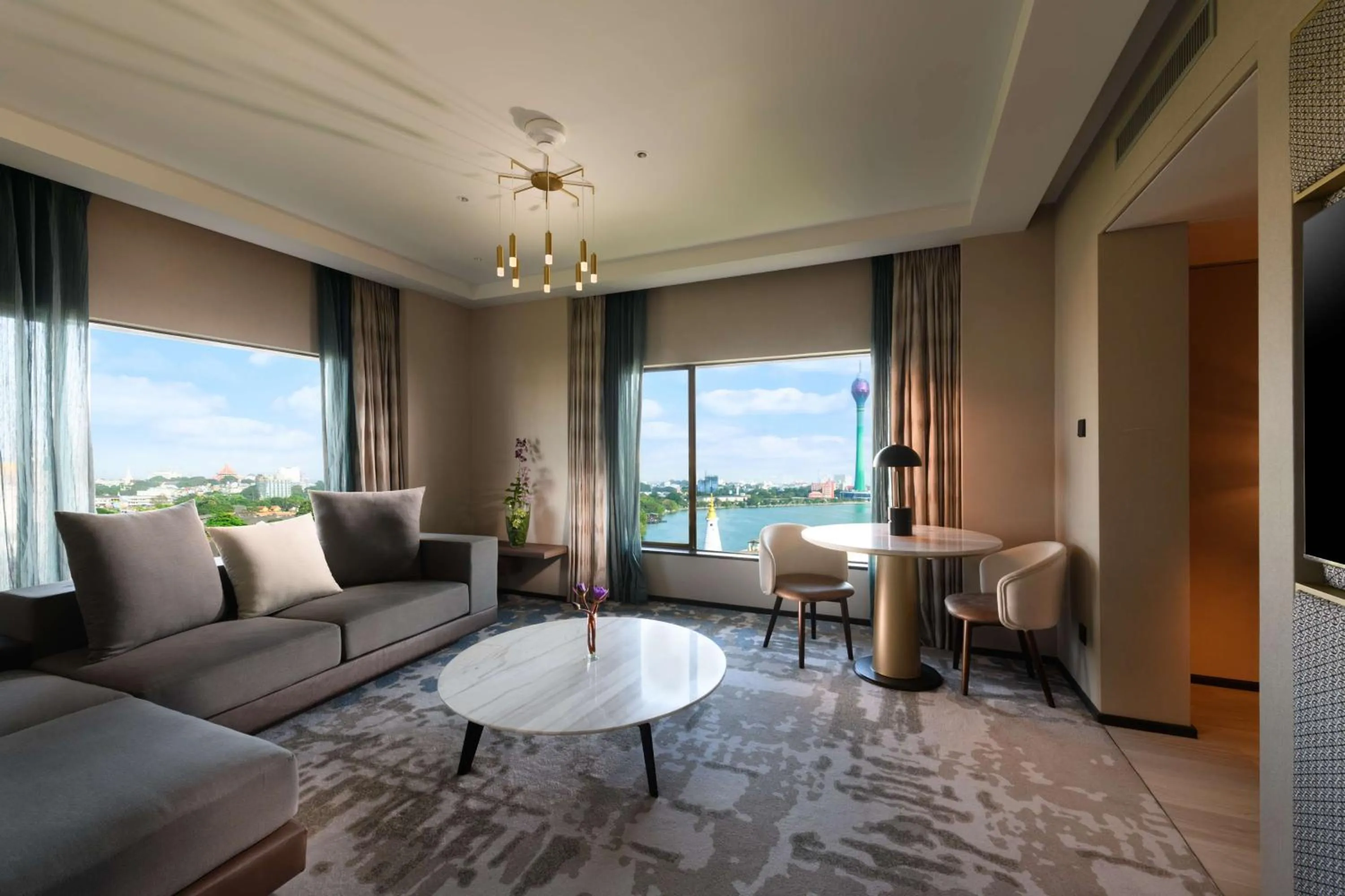 Deluxe King Suite in Hilton Colombo Hotel