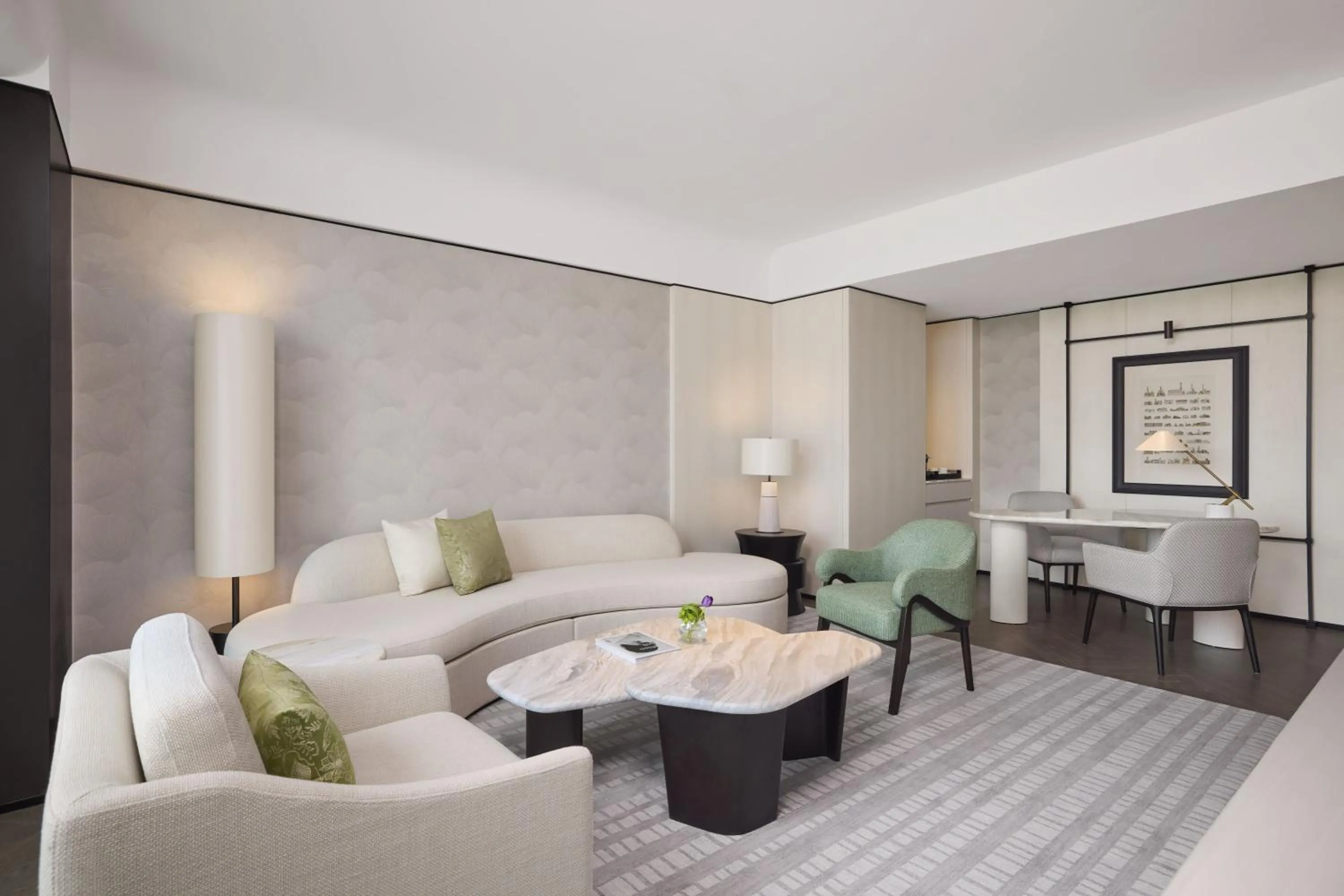 Deluxe King Suite in Hilton Shanghai City Center -Steps from iconic landmarks Wukang Mansion and Jing'an Temple