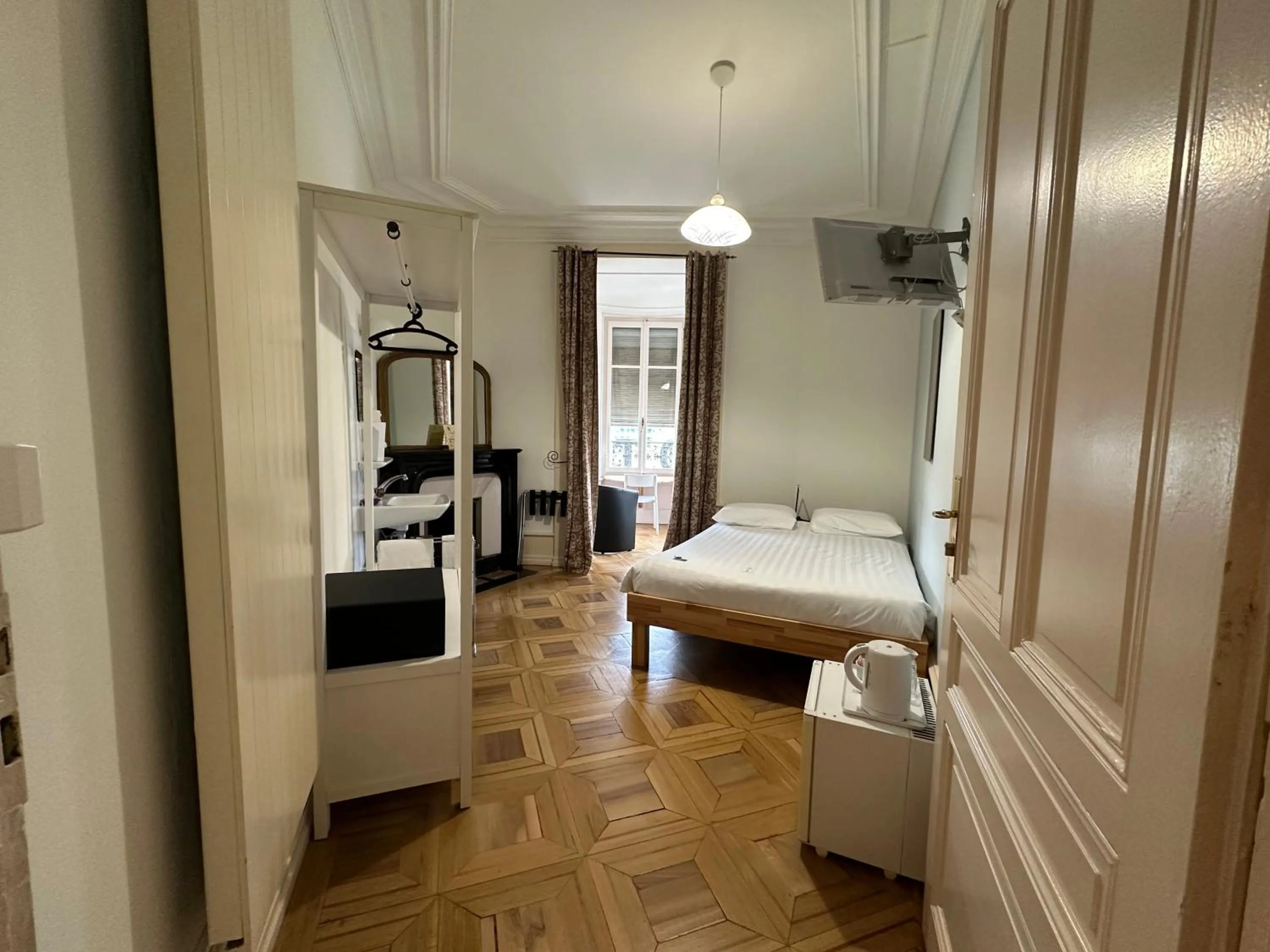 Double Room with Private External Bathroom in Hotel des Tourelles