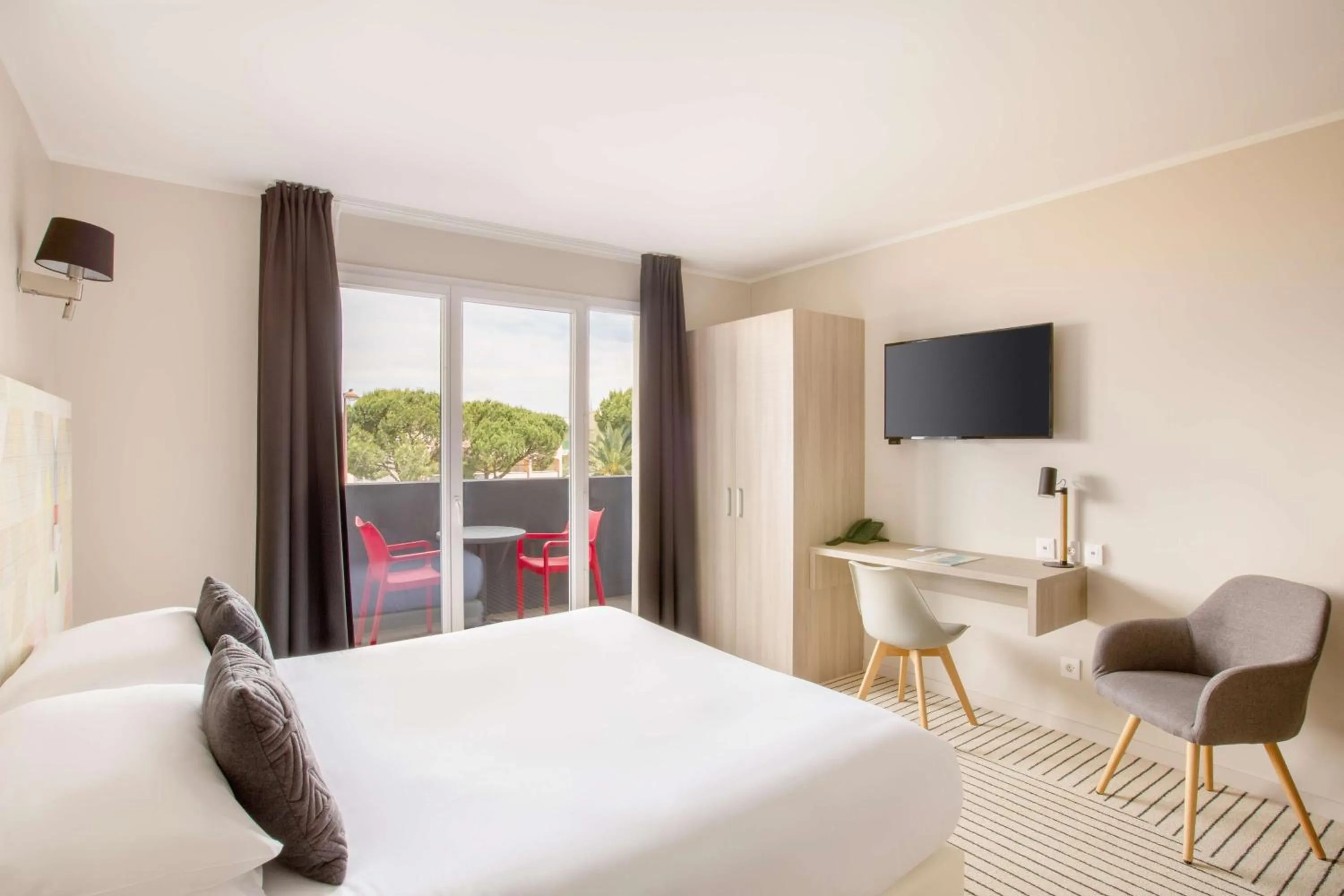 Deluxe King Room with Balcony and Sea View - Non-Smoking in Best Western Plus Antibes Riviera