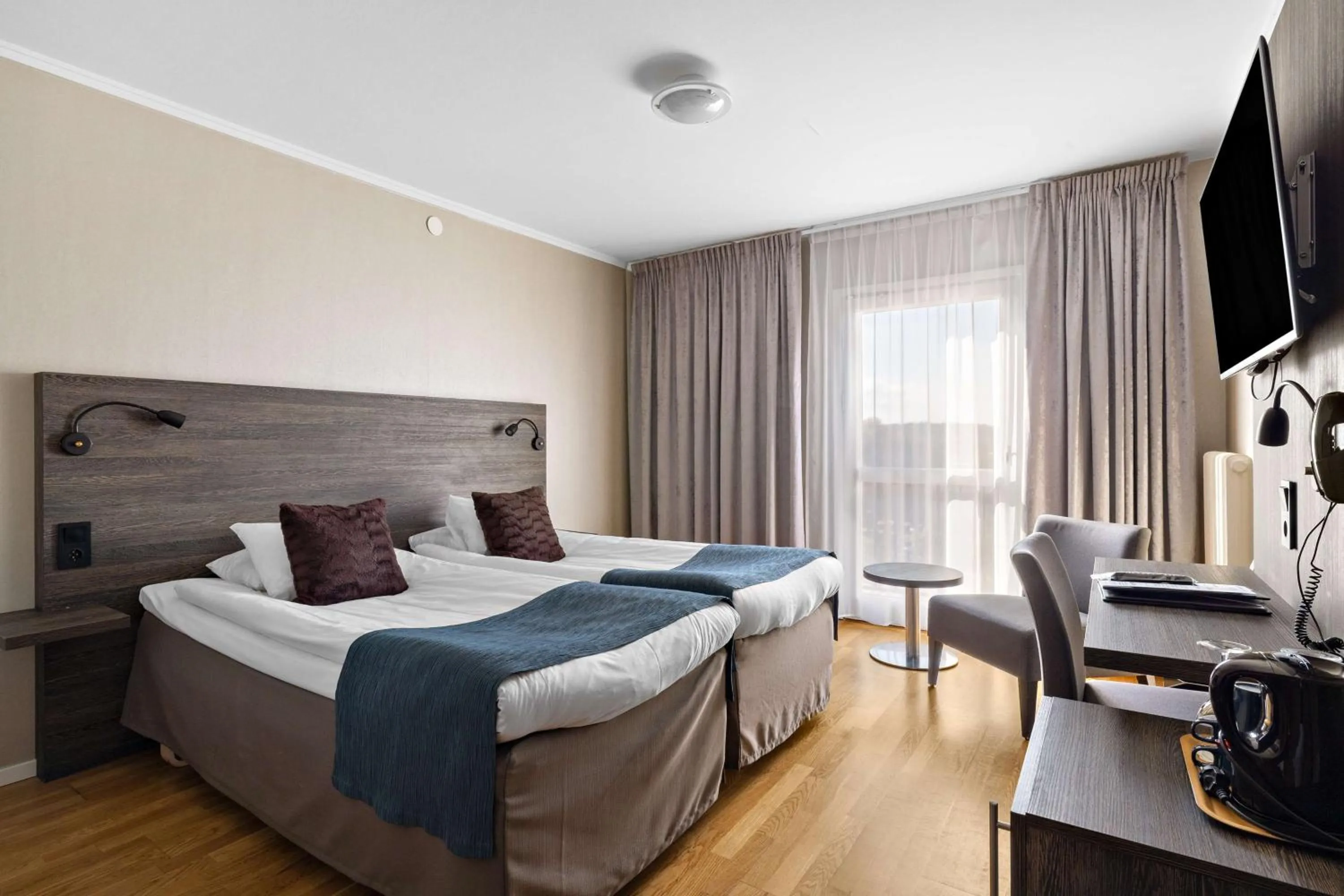 Queen Room with Two Queen Beds - single occupancy - Executive Level/Non-Smoking in Best Western Motala Stadshotell