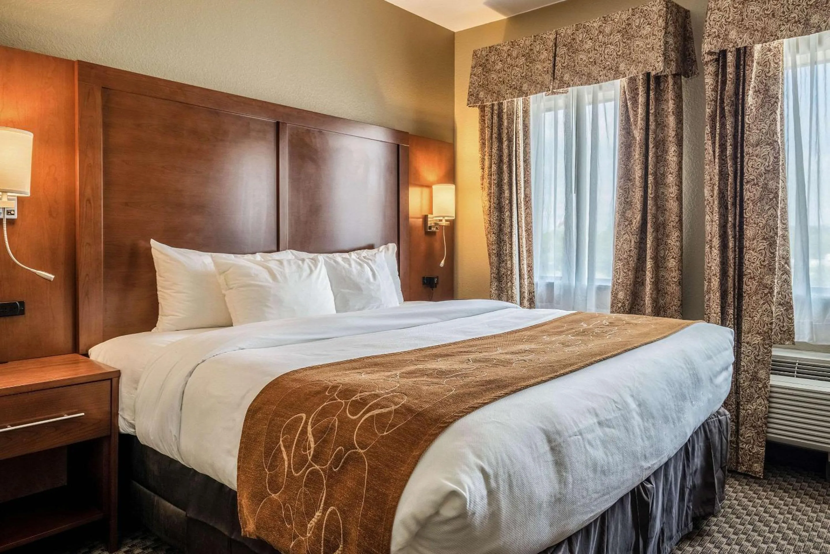 King Suite - Non-Smoking in Comfort Suites Near Texas State University