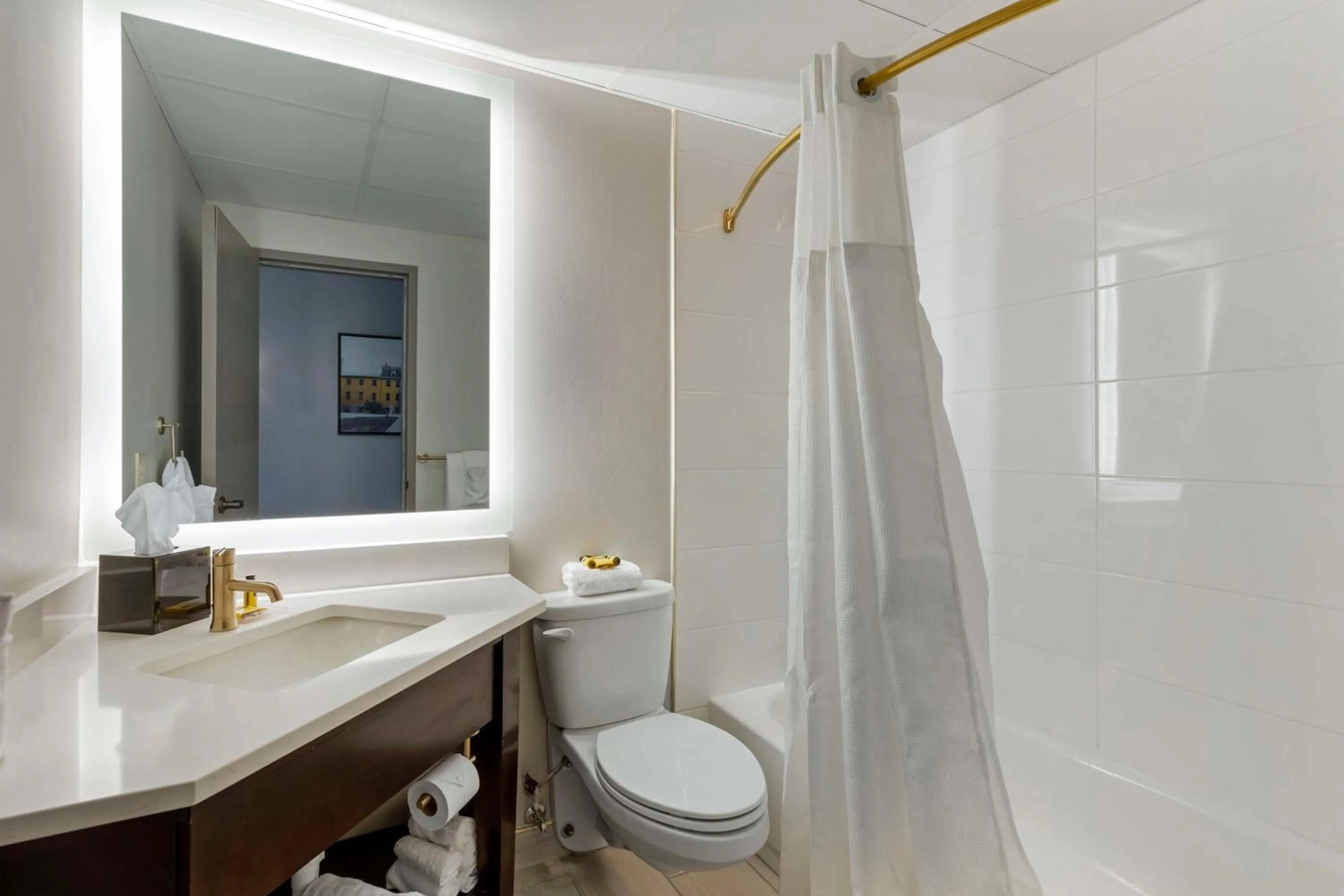 Queen Suite - Upper Floor - Non-Smoking in Best Western Plus The Charles Hotel