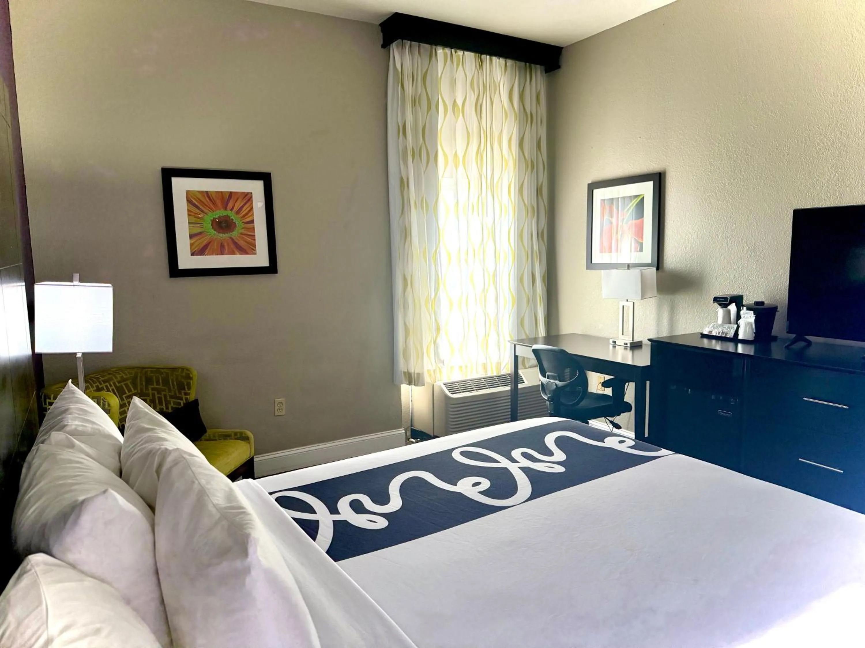 King Room with Roll-In Shower - Mobility/Hearing Accessible - Non-Smoking in La Quinta by Wyndham Orlando Universal area - Free Shuttle to Universal