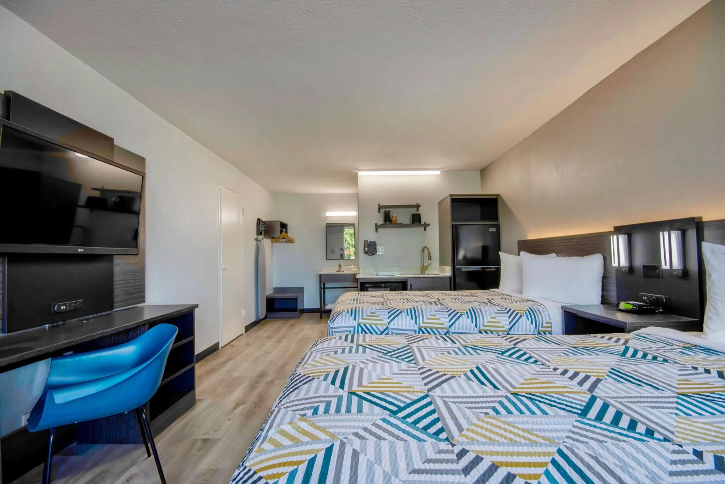 Deluxe Quadruple Room - Non-Smoking in Studio 6 Rosenberg TX