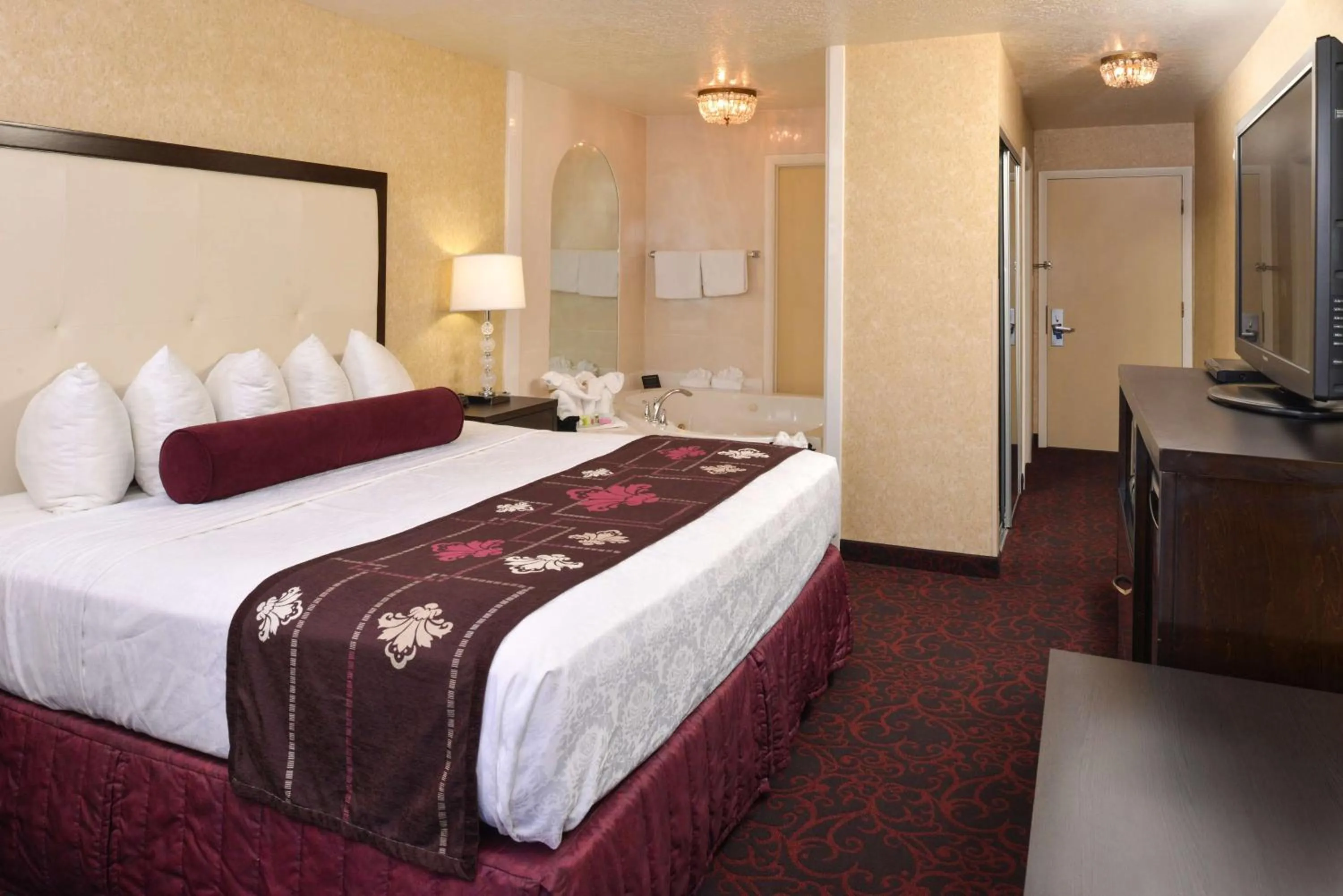 King Suite with Spa Bath in Best Western Coral Hills
