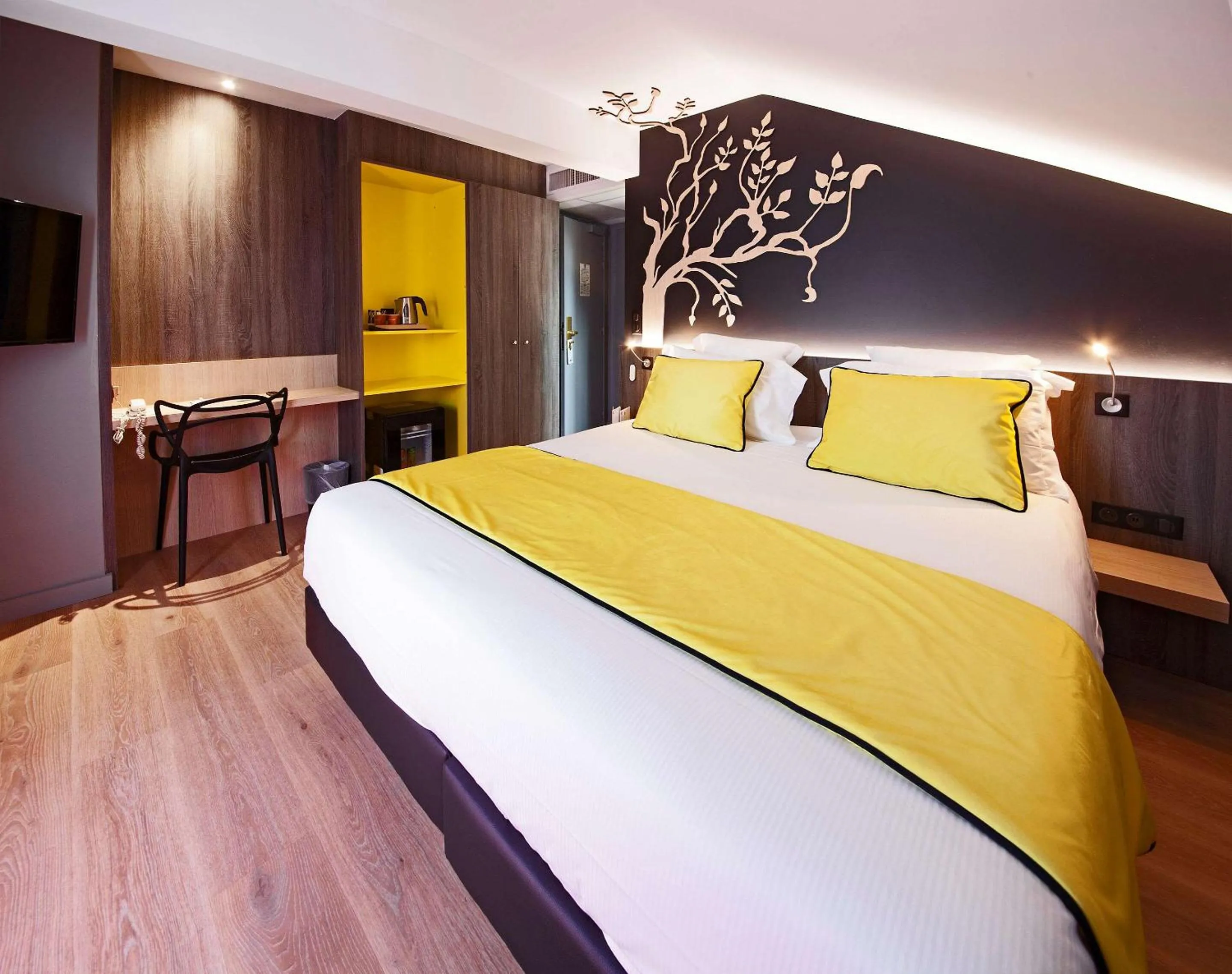 Queen Suite with One Queen Bed and One Single Bed - Non Smoking in Quality Hotel Clermont Kennedy