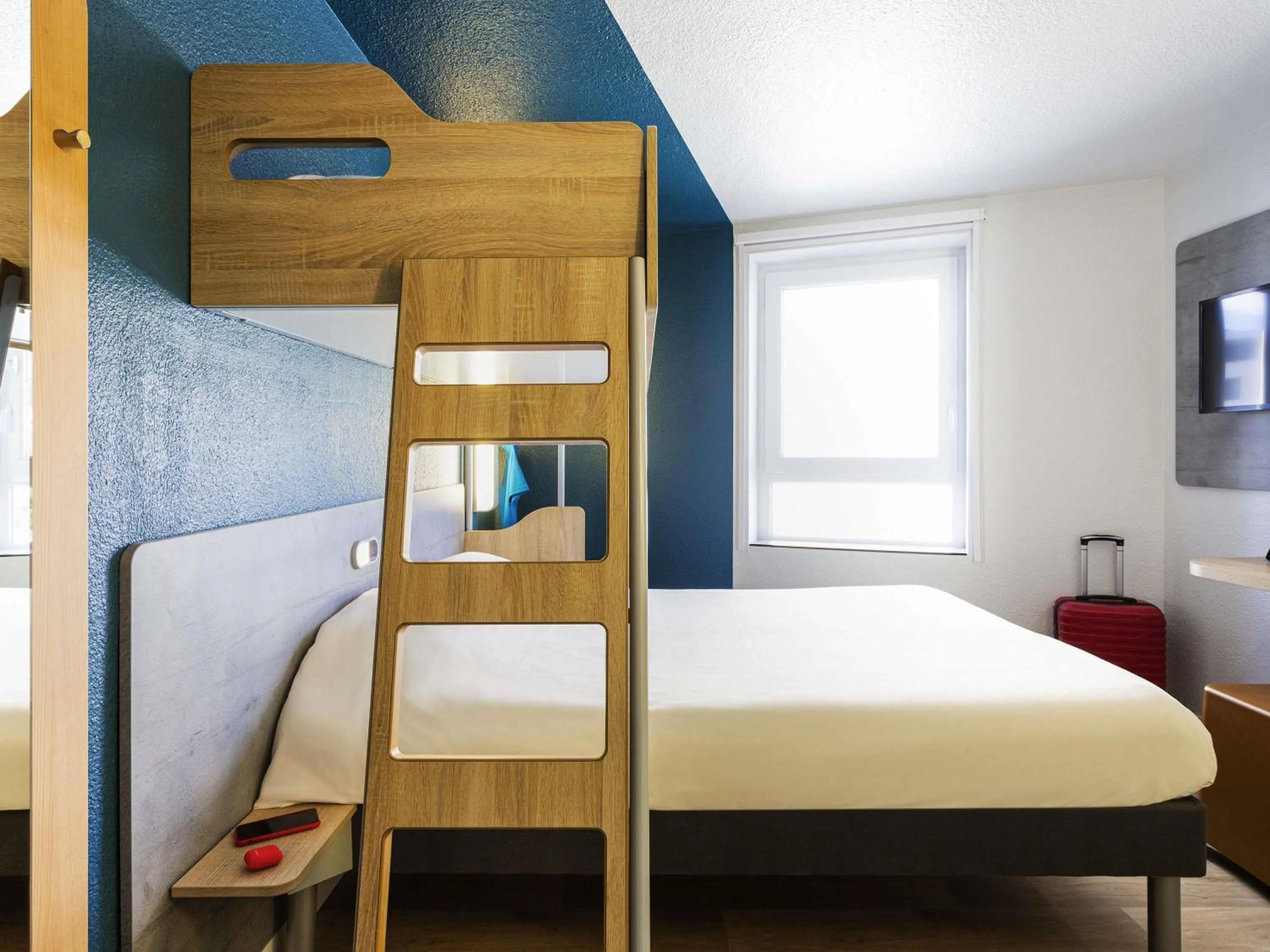Room with One Queen Bed and One Bunk Bed in ibis budget Bordeaux Centre - Gare Saint Jean