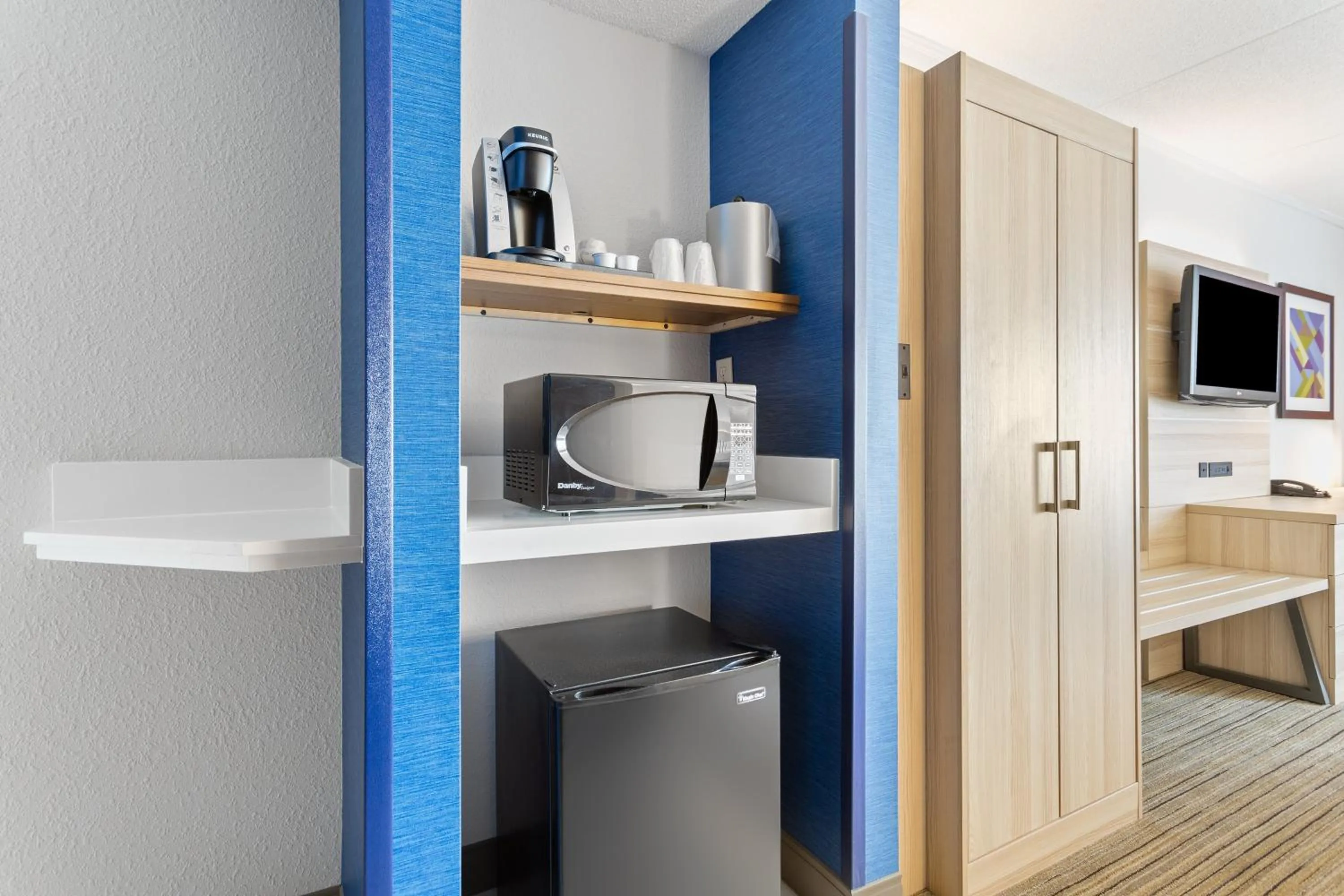 Standard King Room with Roll-In Shower - Mobility Access in Holiday Inn Express Hopewell - Fort Lee by IHG