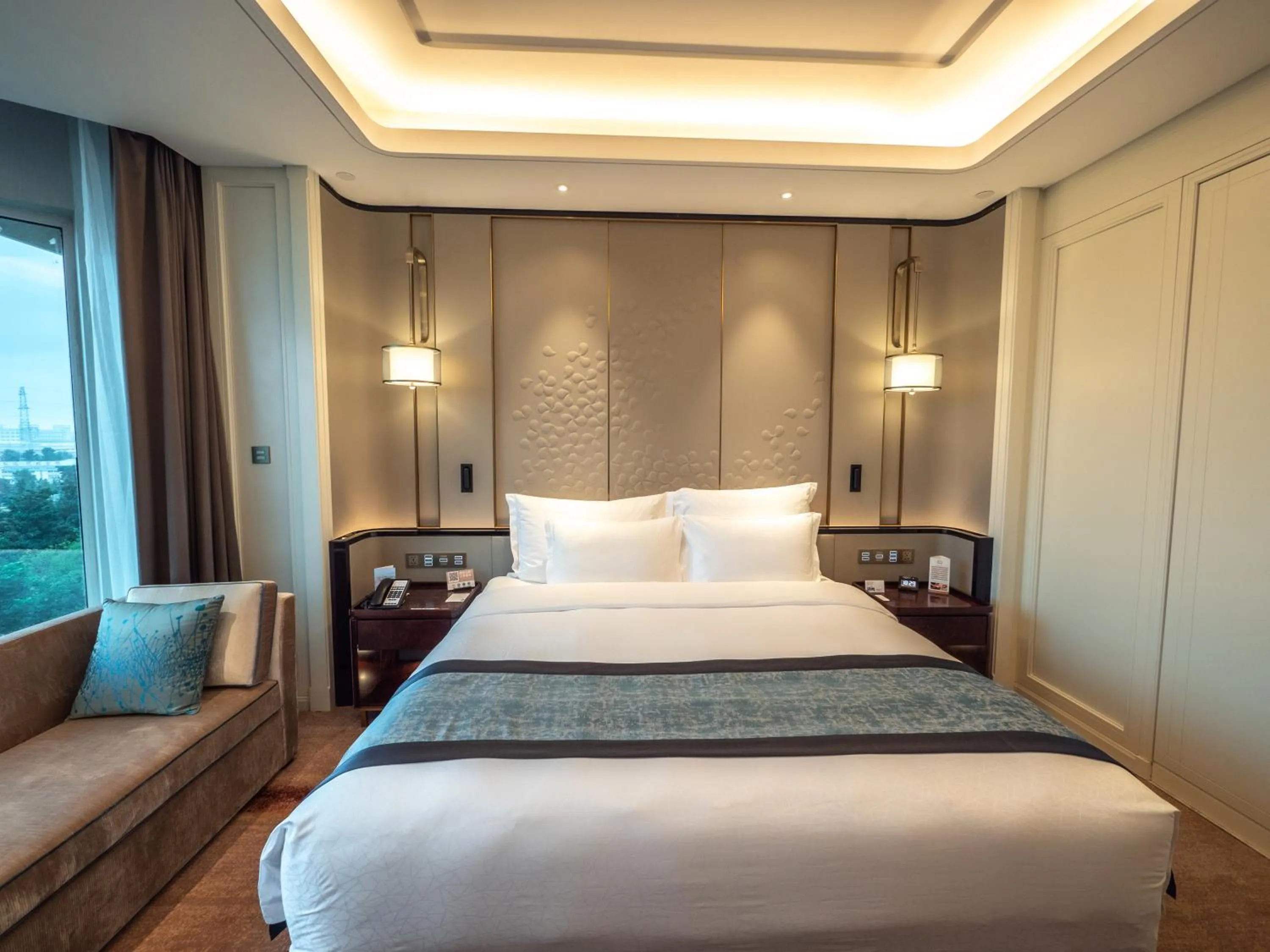 Deluxe City View Room with King Bed (inclusive First Day Mini Bar & Welcome Fruit & Cookies + Daily One Self-Service Laundry Voucher) in Wyndham Qingdao l Free Fixed-Time Shuttle Service Between Hotel and Airport & North Railway Station l Live Band in the Night l Outdoor Children's Amusement Park l 1-Hour Play Snooker or Table Tennis