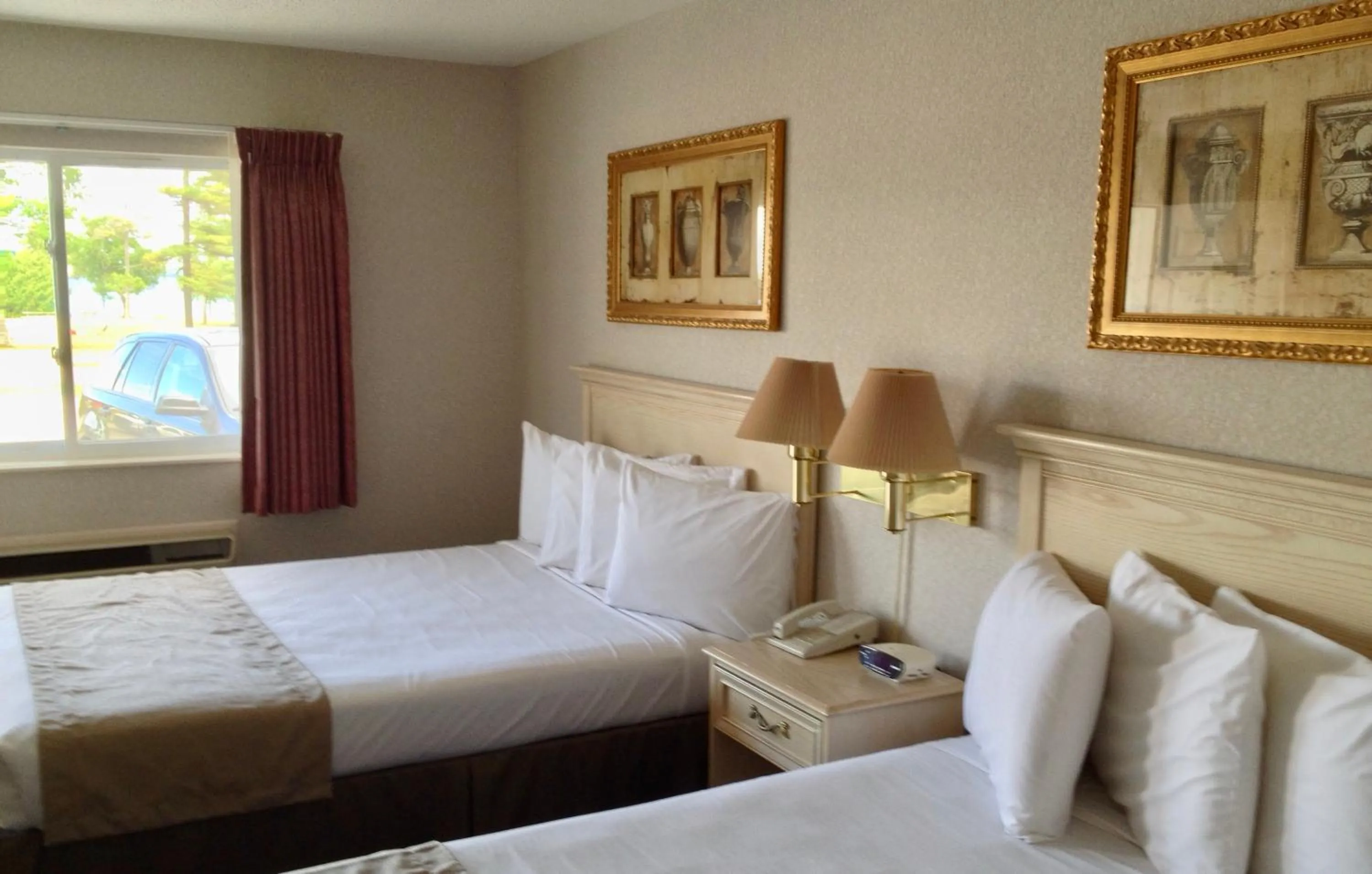 Lake and Park View / Two queen beds in Parkside Inn Bridgeview