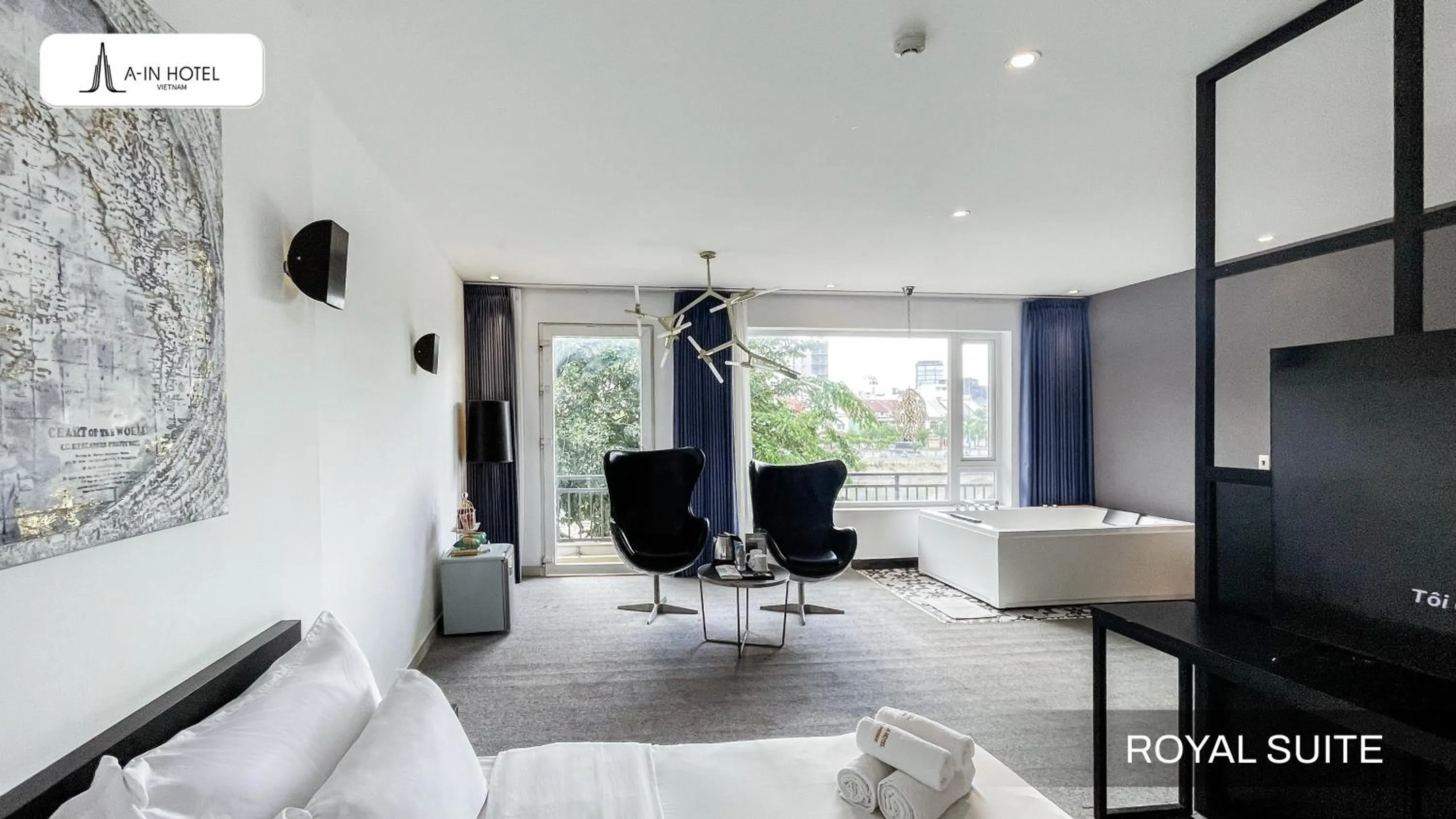 Royal Suite with Jacuzzi, Balcony, River View in A In Hotel Riverside
