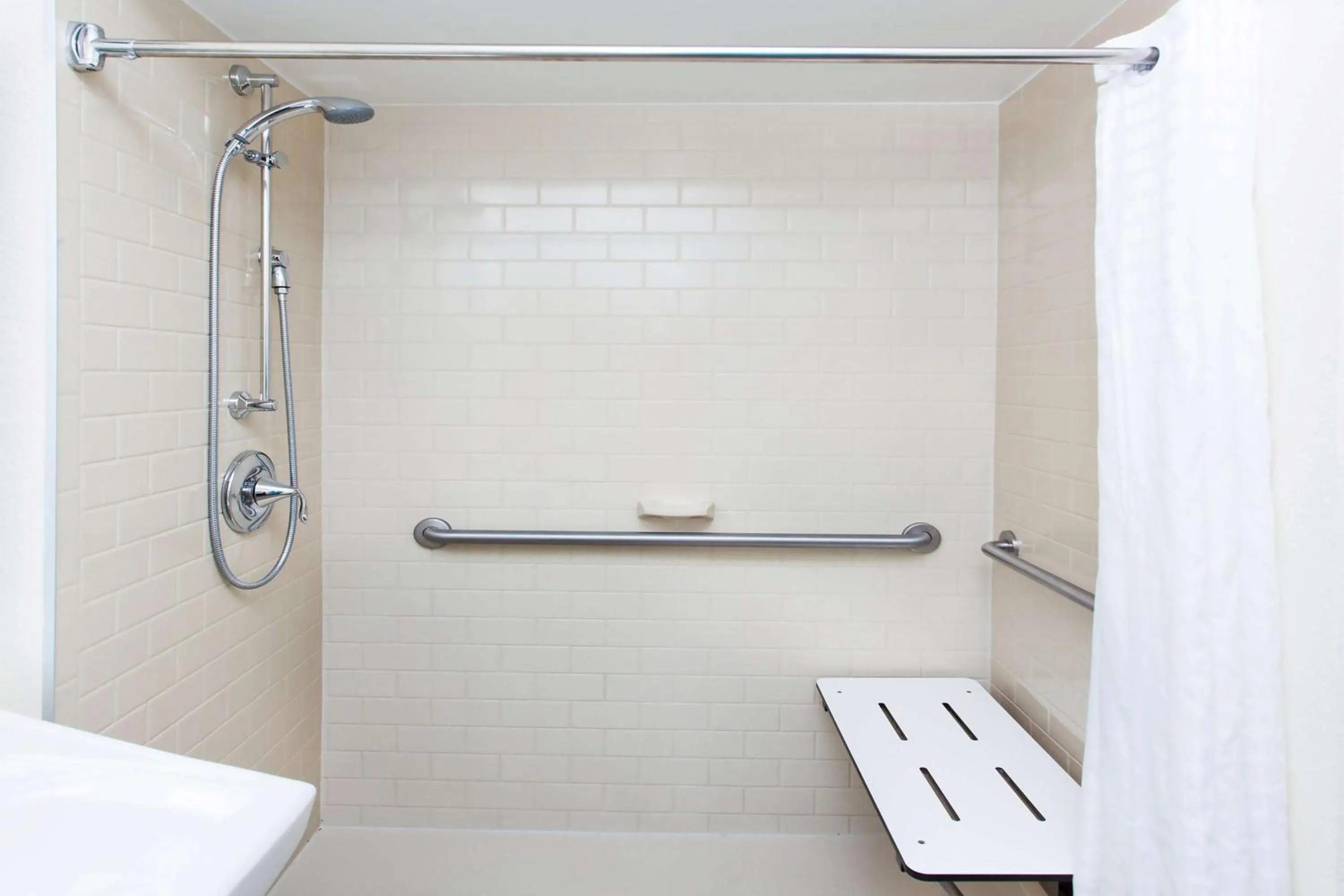 Queen Studio Suite with Roll-In Shower - Mobility Accessible in Sonesta Simply Suites Phoenix Glendale