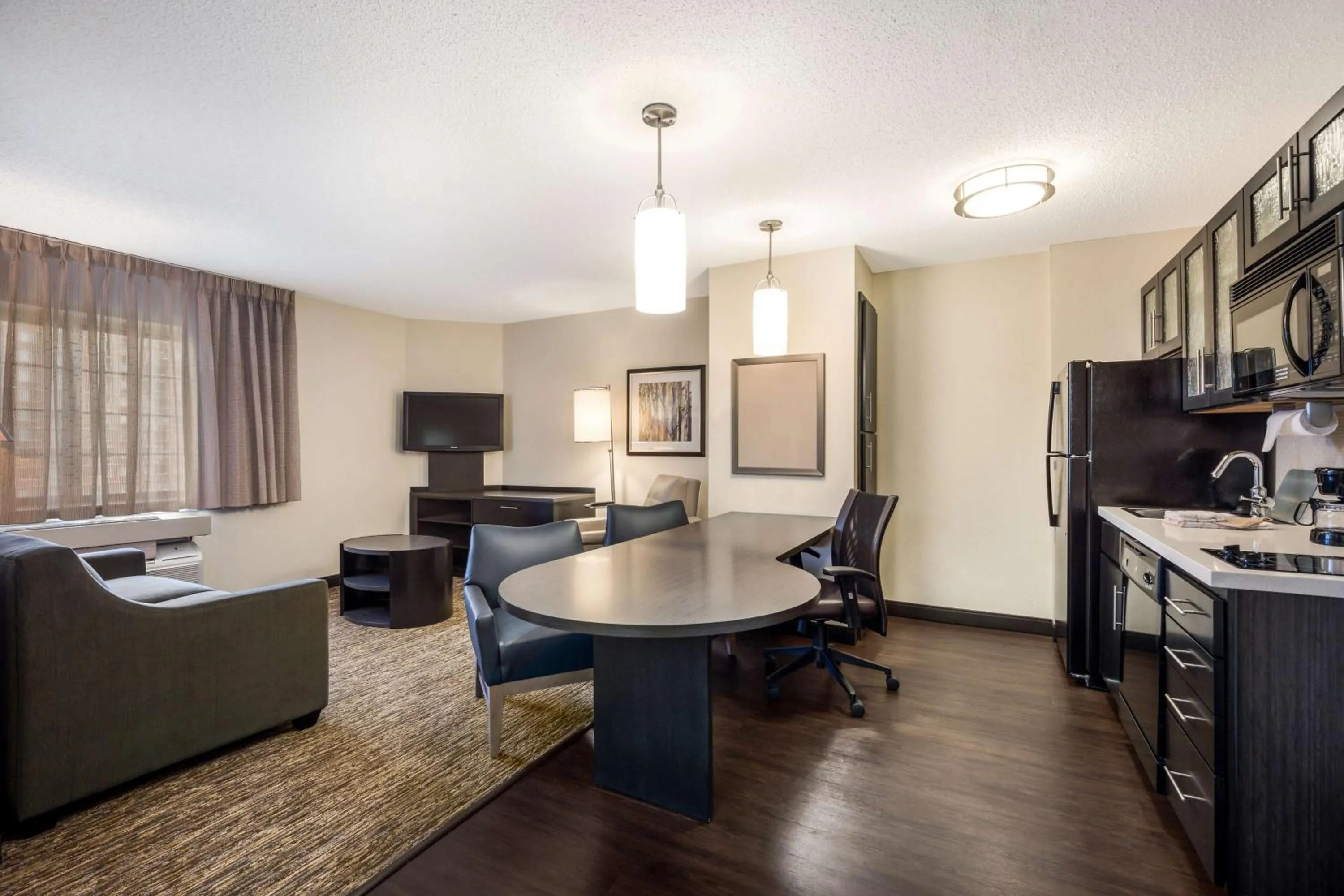 One-Bedroom Queen Suite in Sonesta Simply Suites Phoenix Glendale