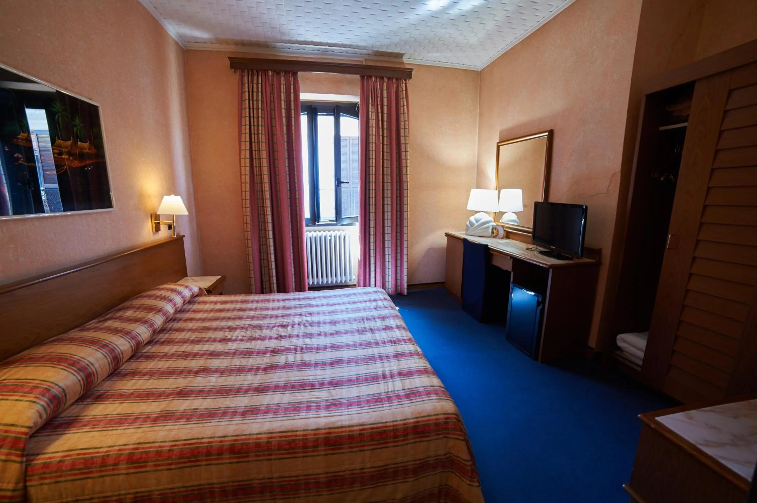 Standard Double Room with Lake/Square View - single occupancy in Hotel Giardino