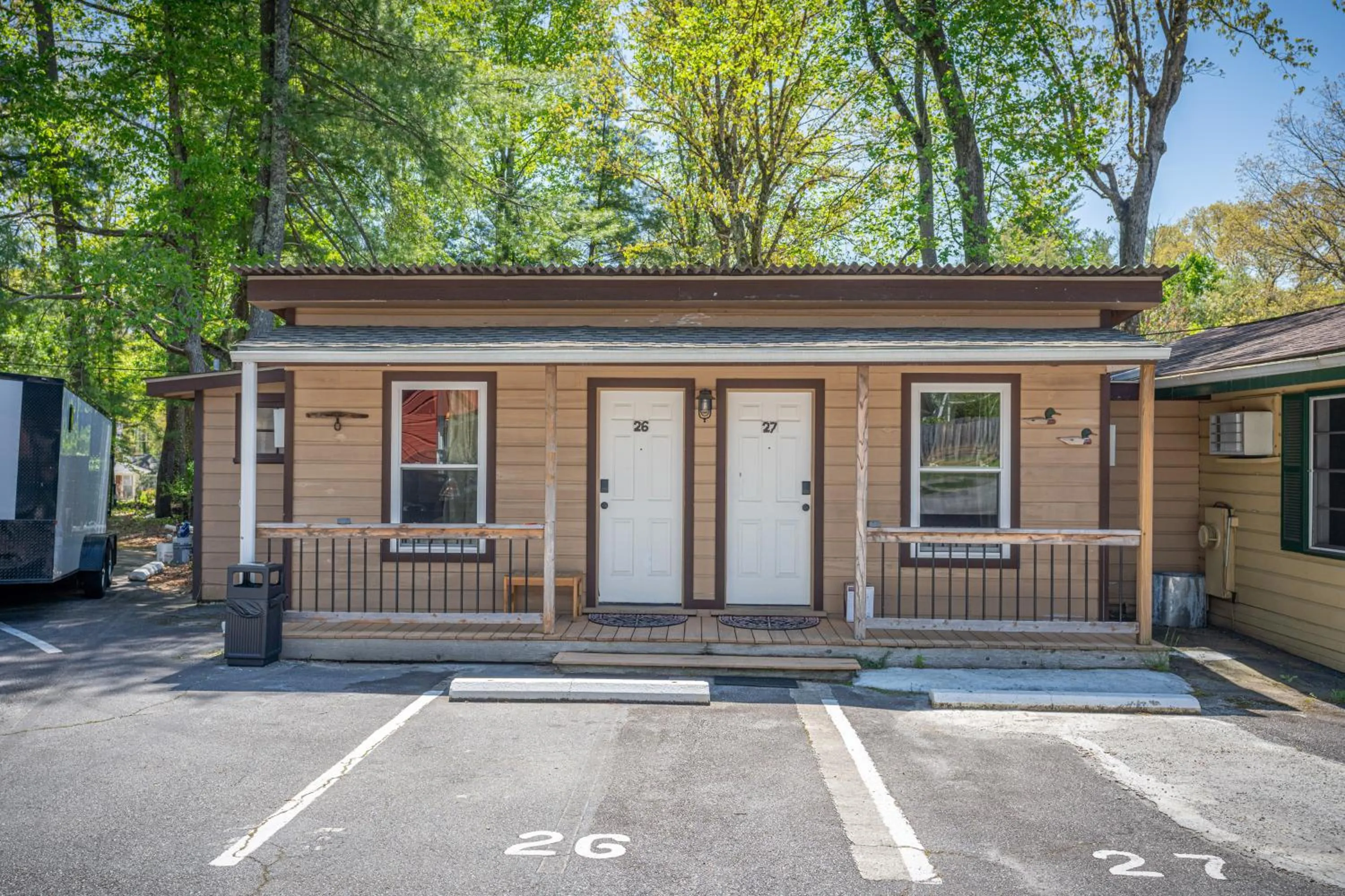 Deluxe Queen Room in CedarWood Inn