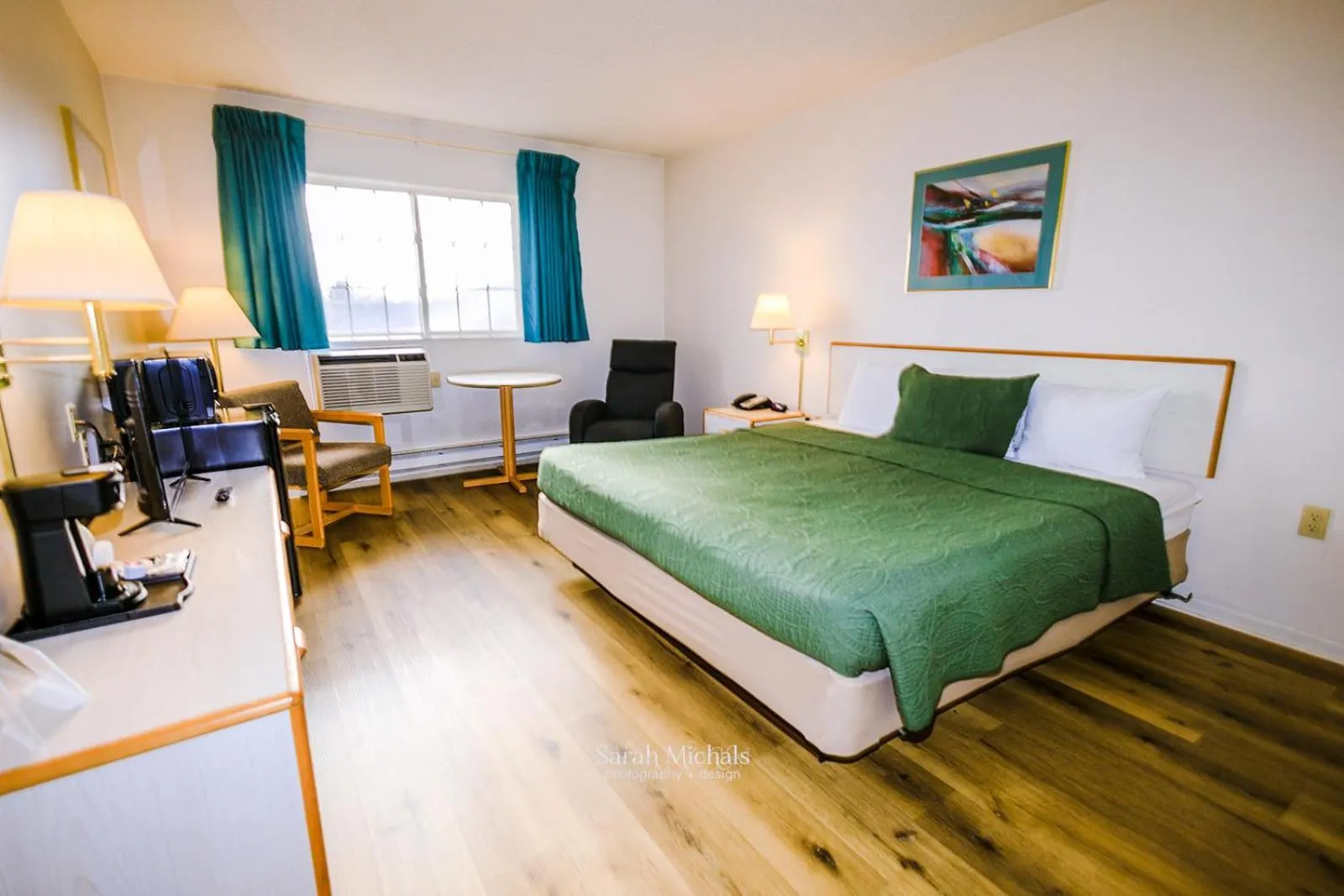 Deluxe King Room in Mountain Host Motor Inn