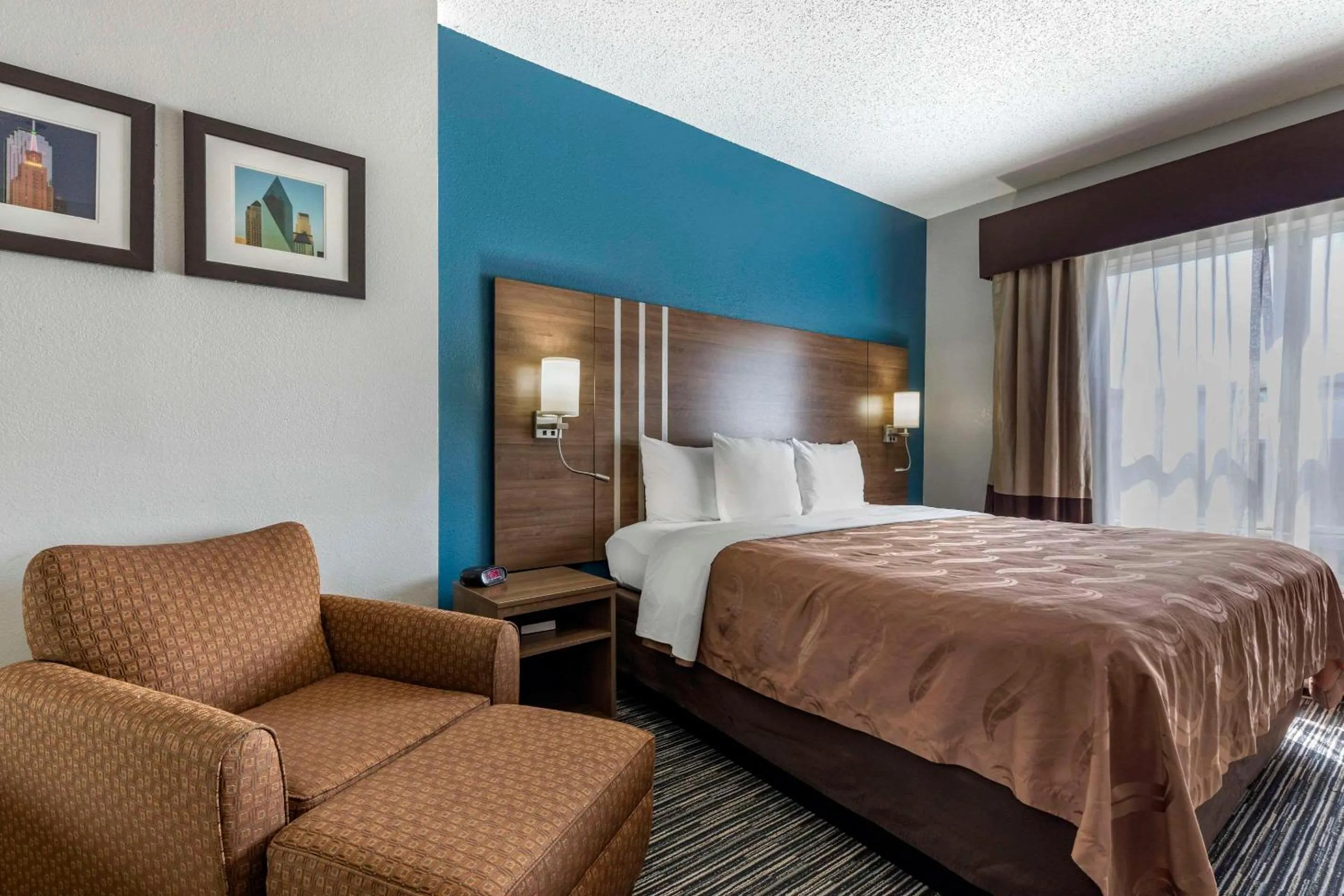 King Suite with Hot Tub - Accessible/Non-Smoking in Quality Inn & Suites I-35 E-Walnut Hill