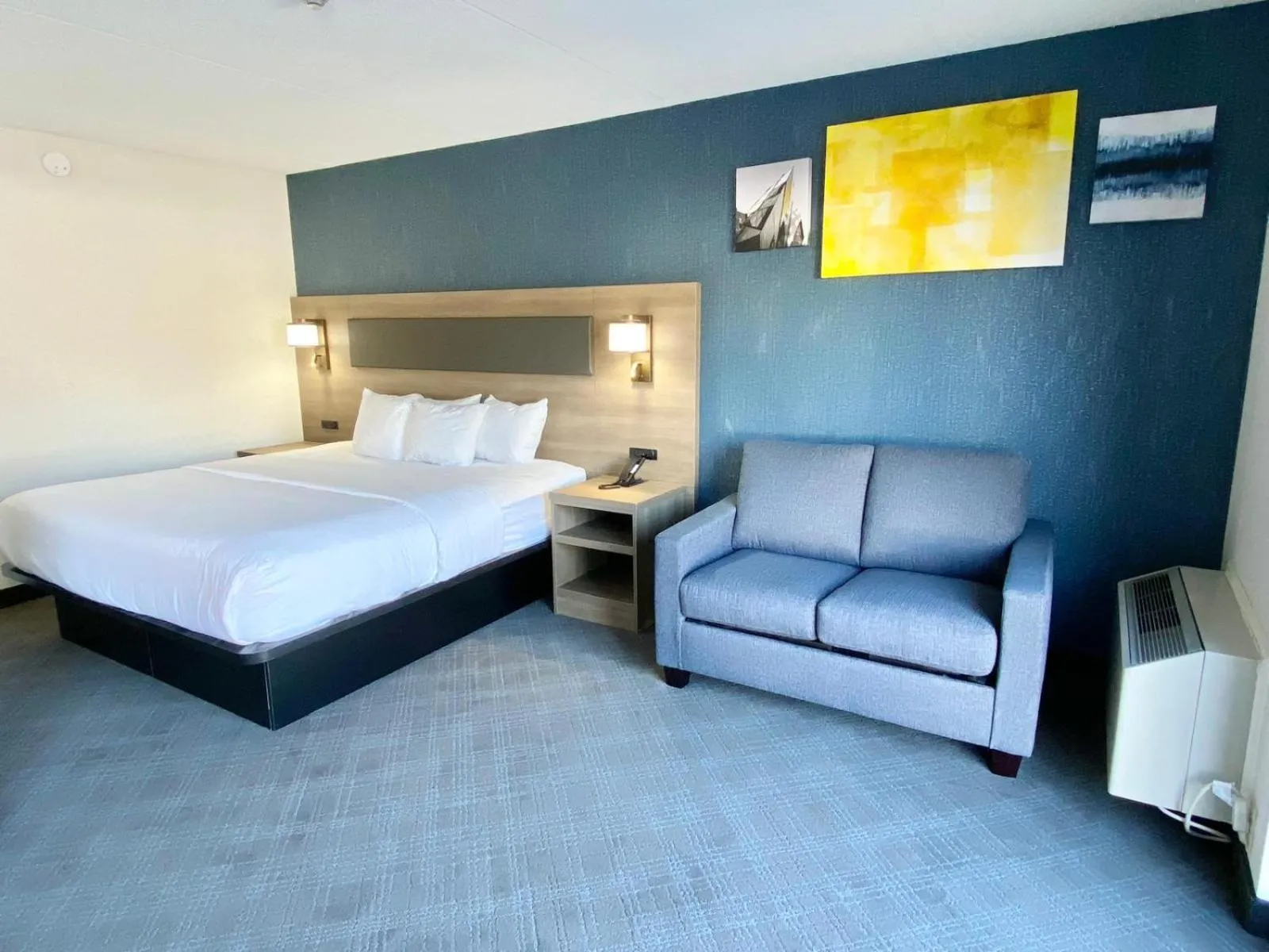 King Room - Ground Floor - Non-Smoking - Pet Friendly in Comfort Inn St. Catharines Niagara