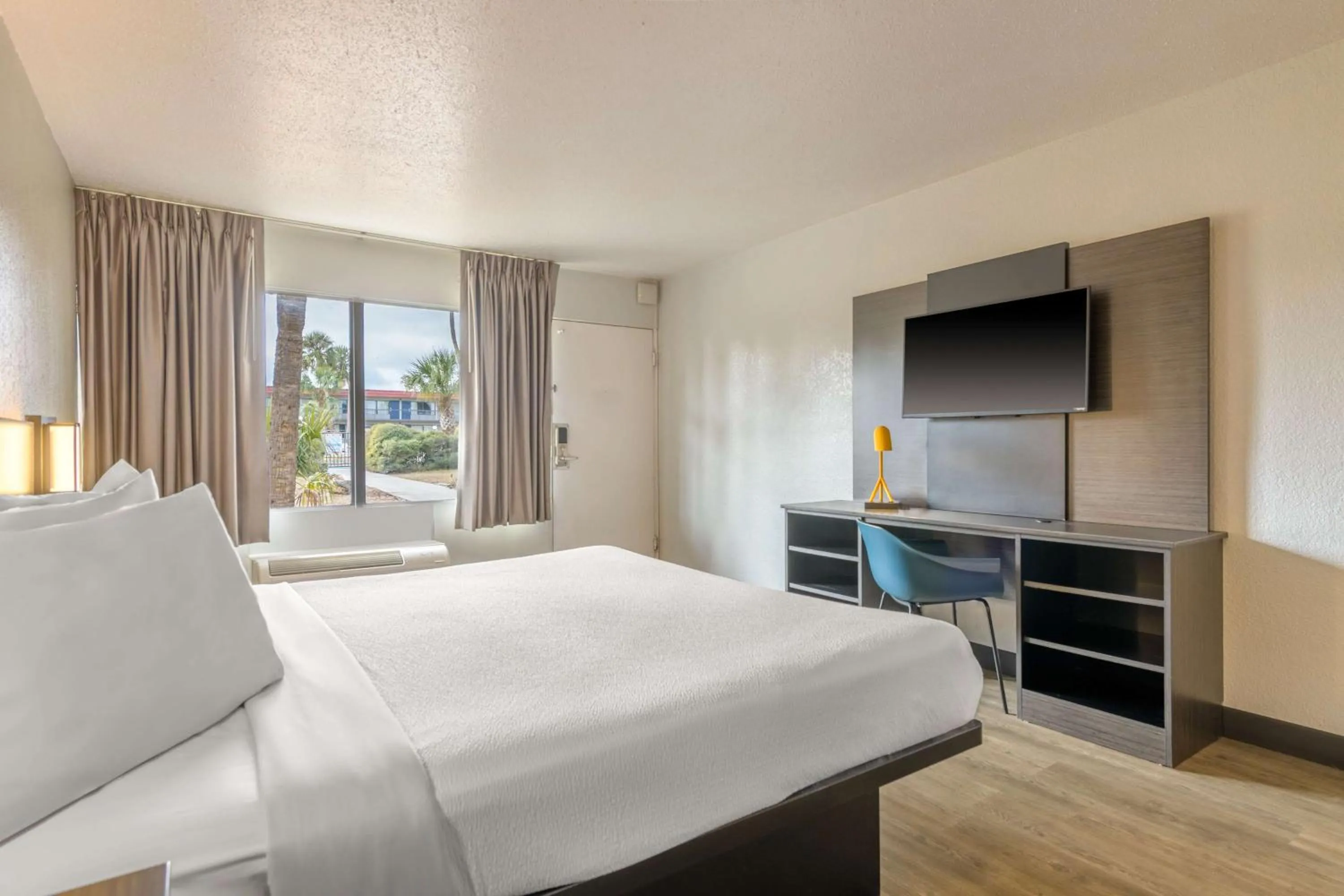 King Room - Non-Smoking in Motel 6-Spring Hill, FL - Weeki Wachee