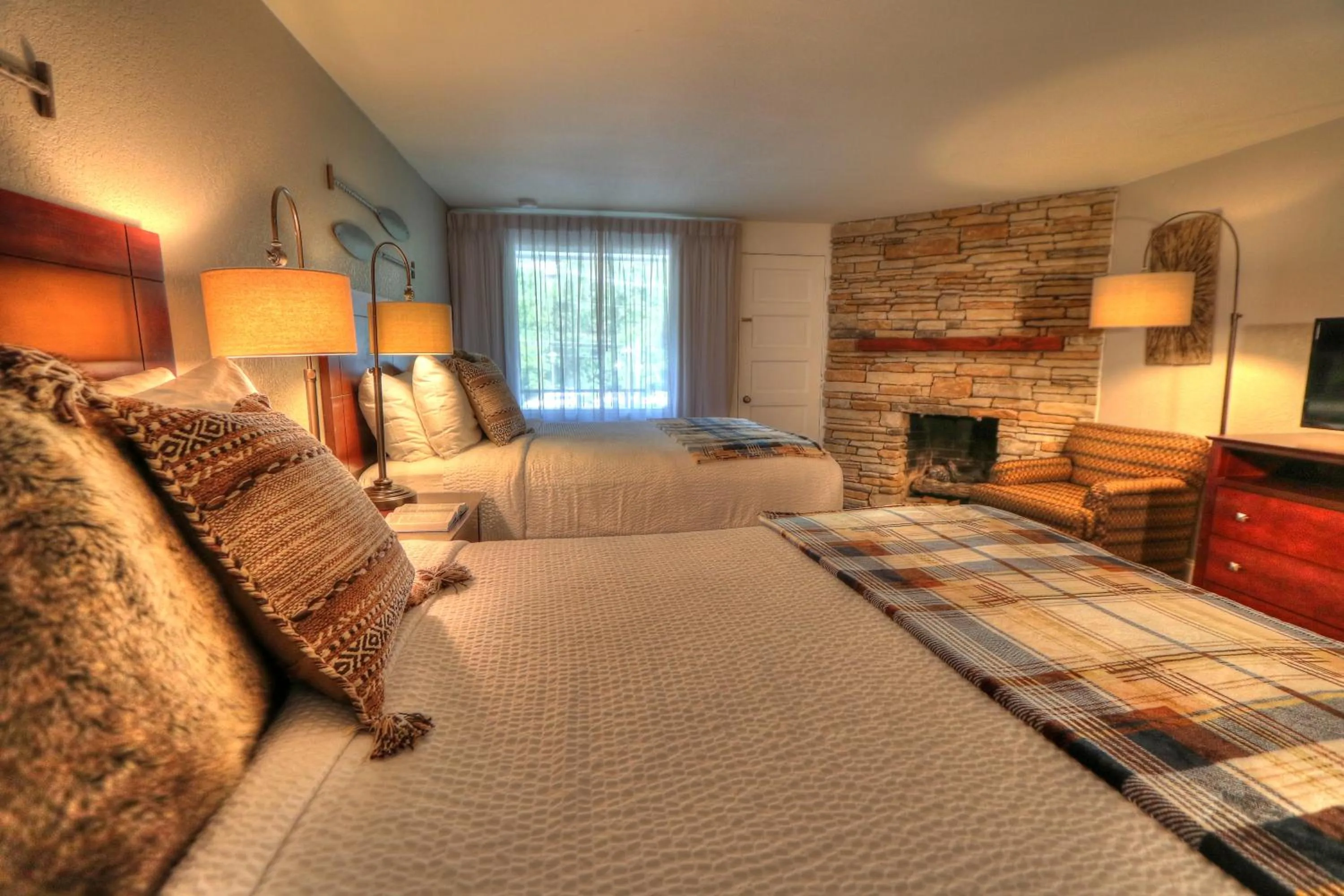 Deluxe Two Queen Beds With Fireplace and Balcony in River Edge Inn