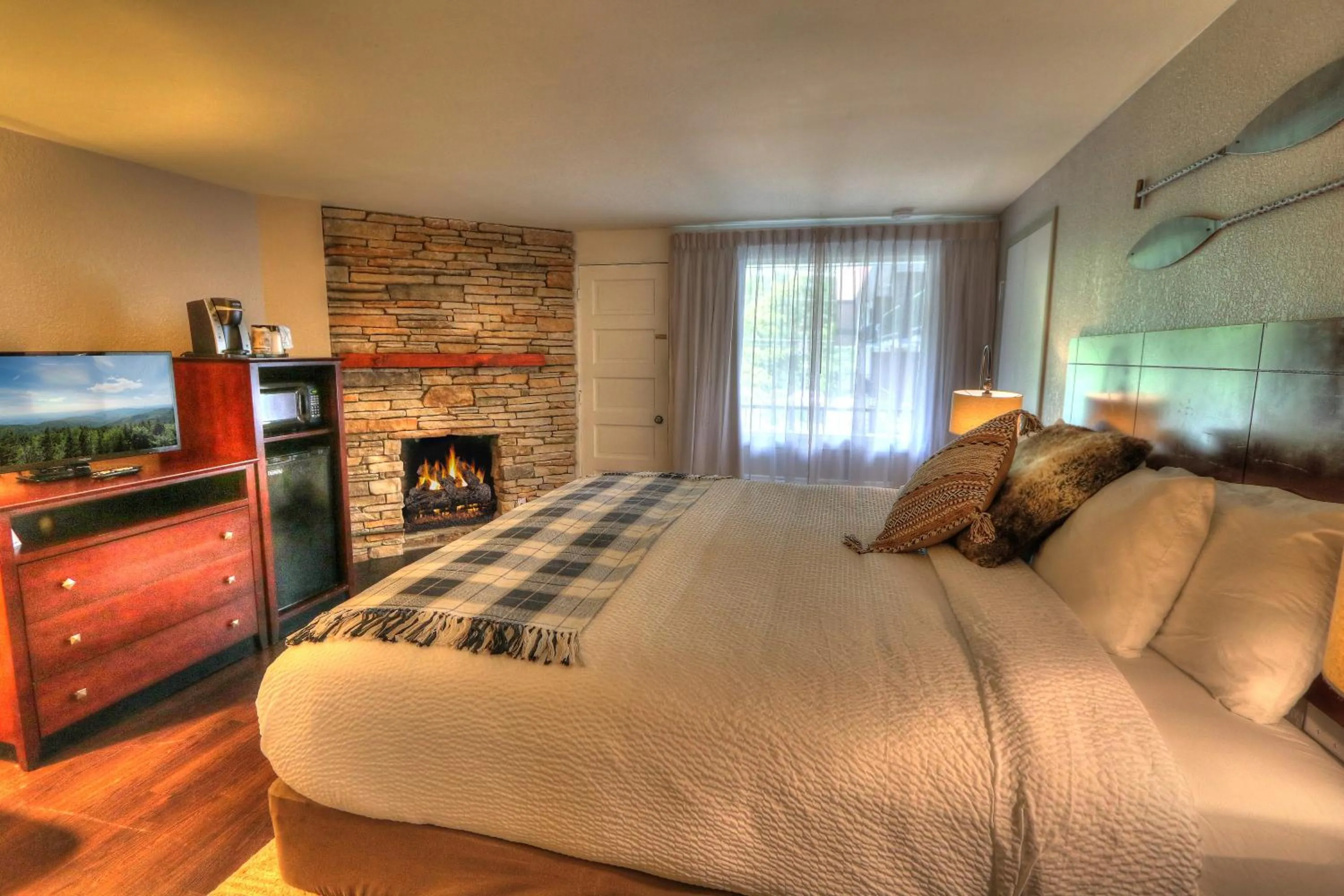 Deluxe King Bed With Fireplace and Balcony in River Edge Inn