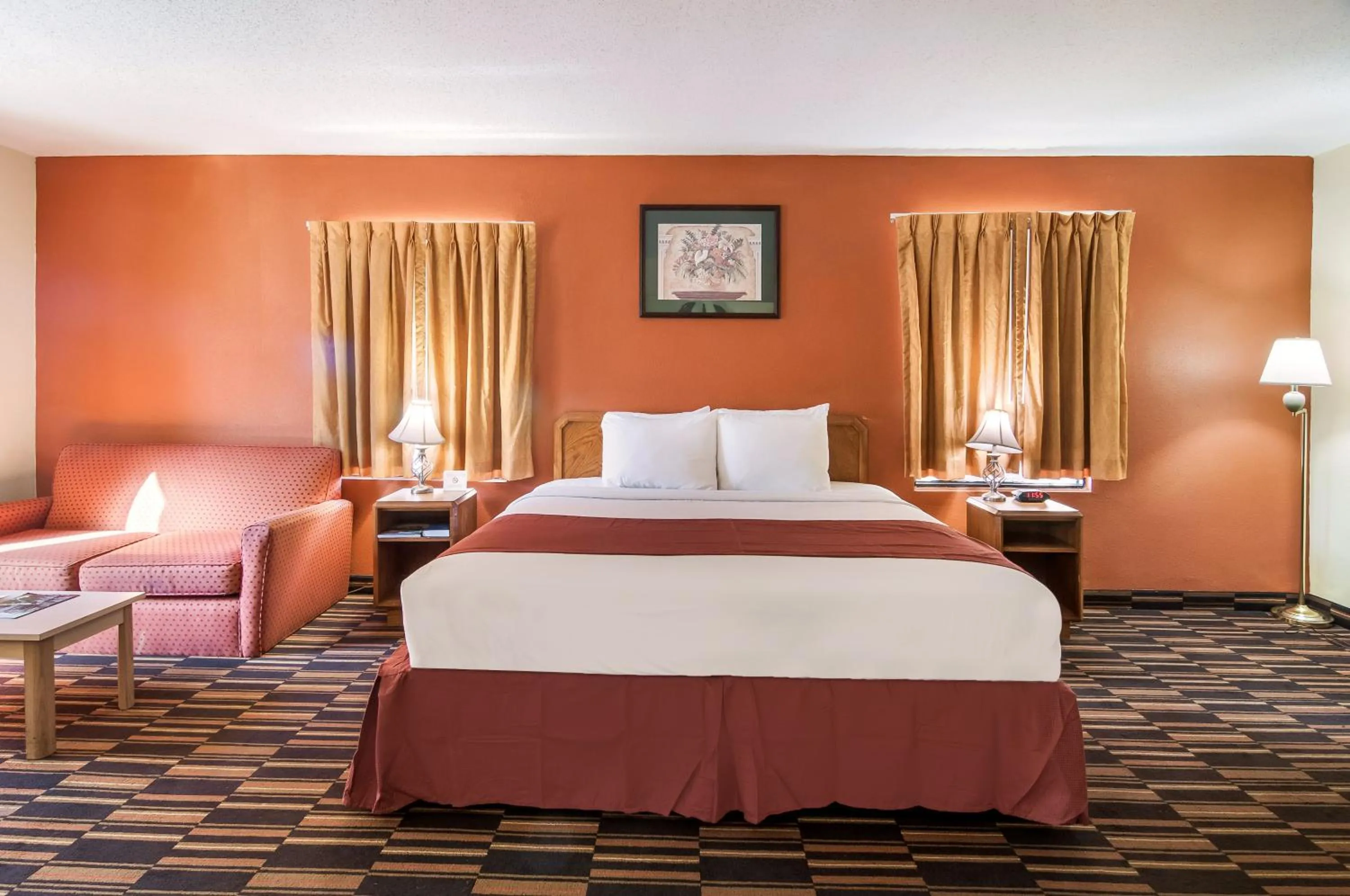 Deluxe King Room in Red Carpet Inn Newark - Irvington NJ