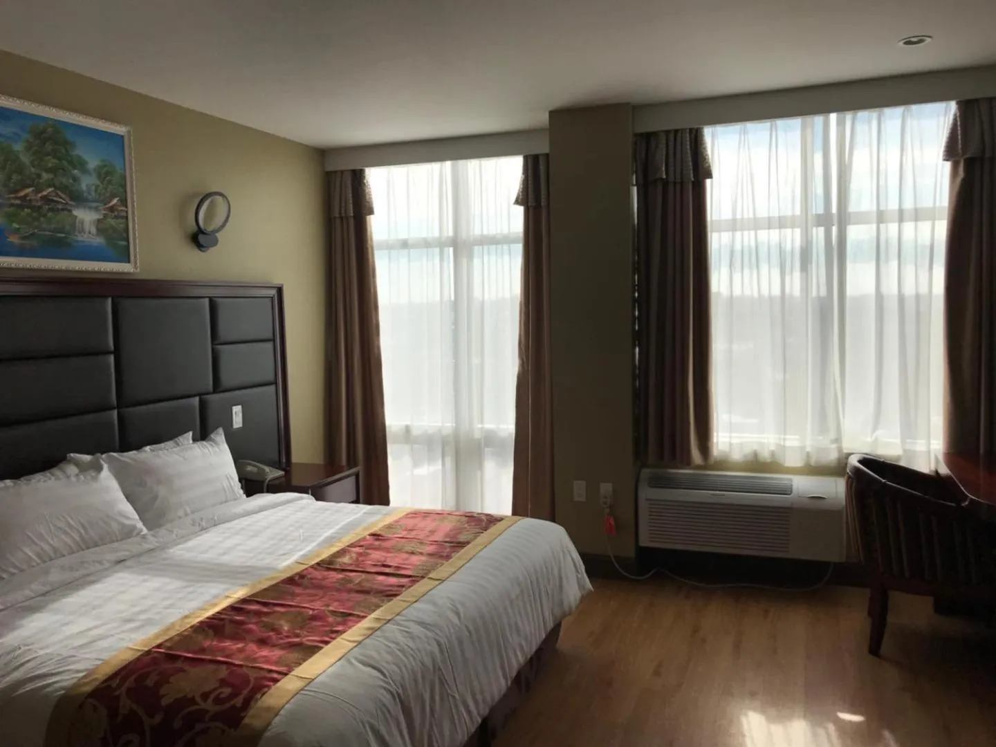 King Room in The Queens Hotel