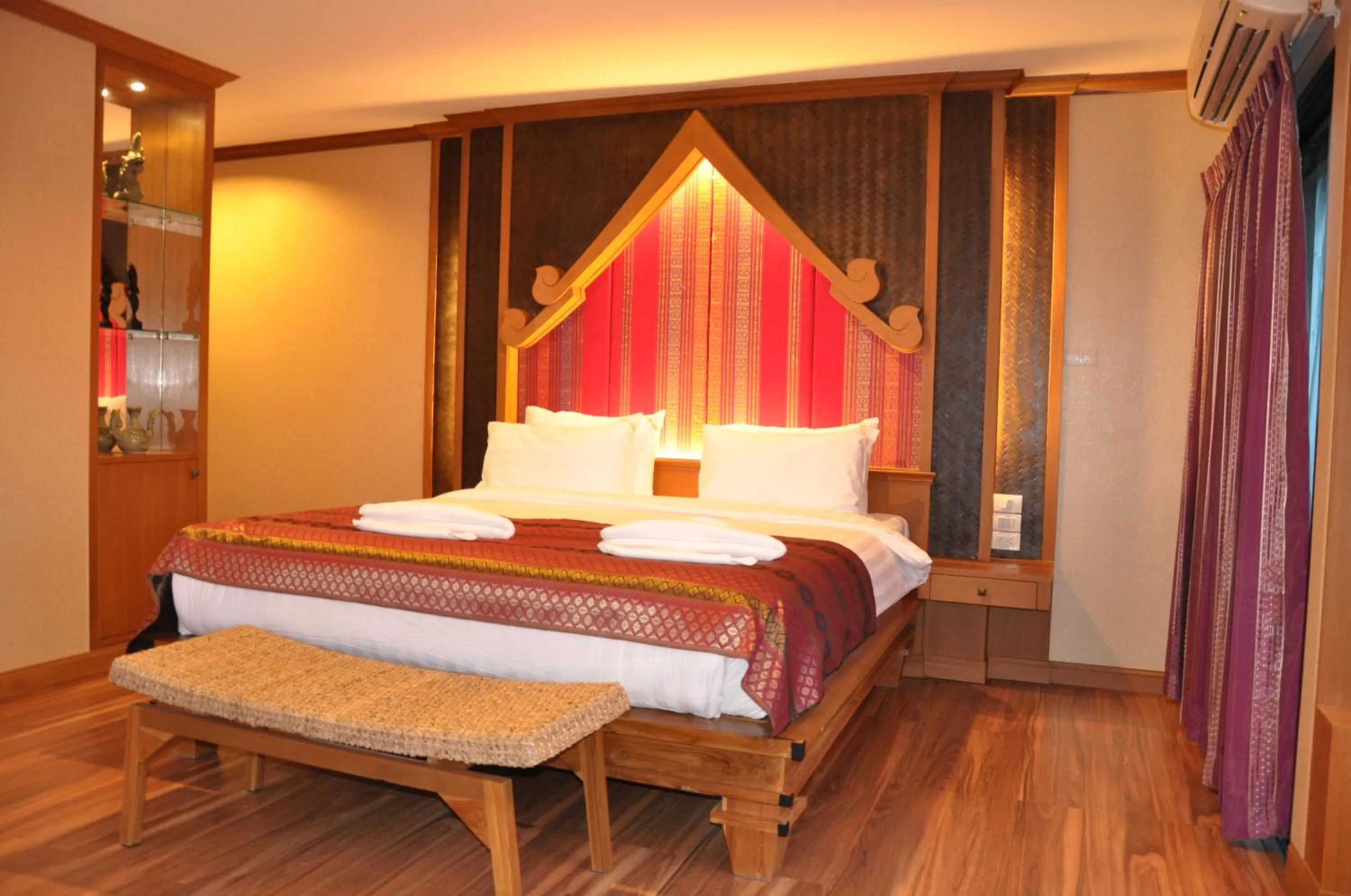 Jacuzzi Ocean View Suite Double Room in Chalelarn Hotel Hua Hin