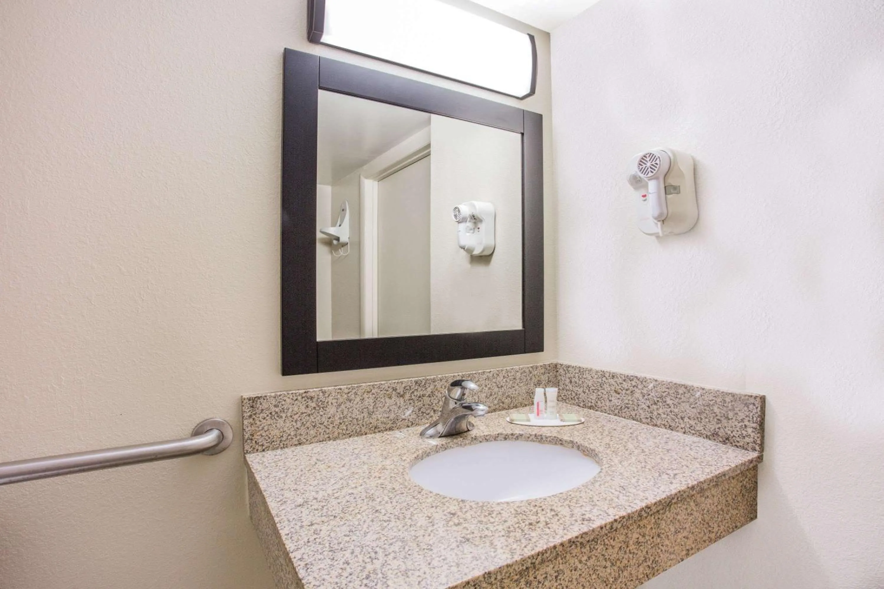 King Room - Disability Access - Non-Smoking in Super 8 by Wyndham Camp Springs/Andrews AFB DC Area