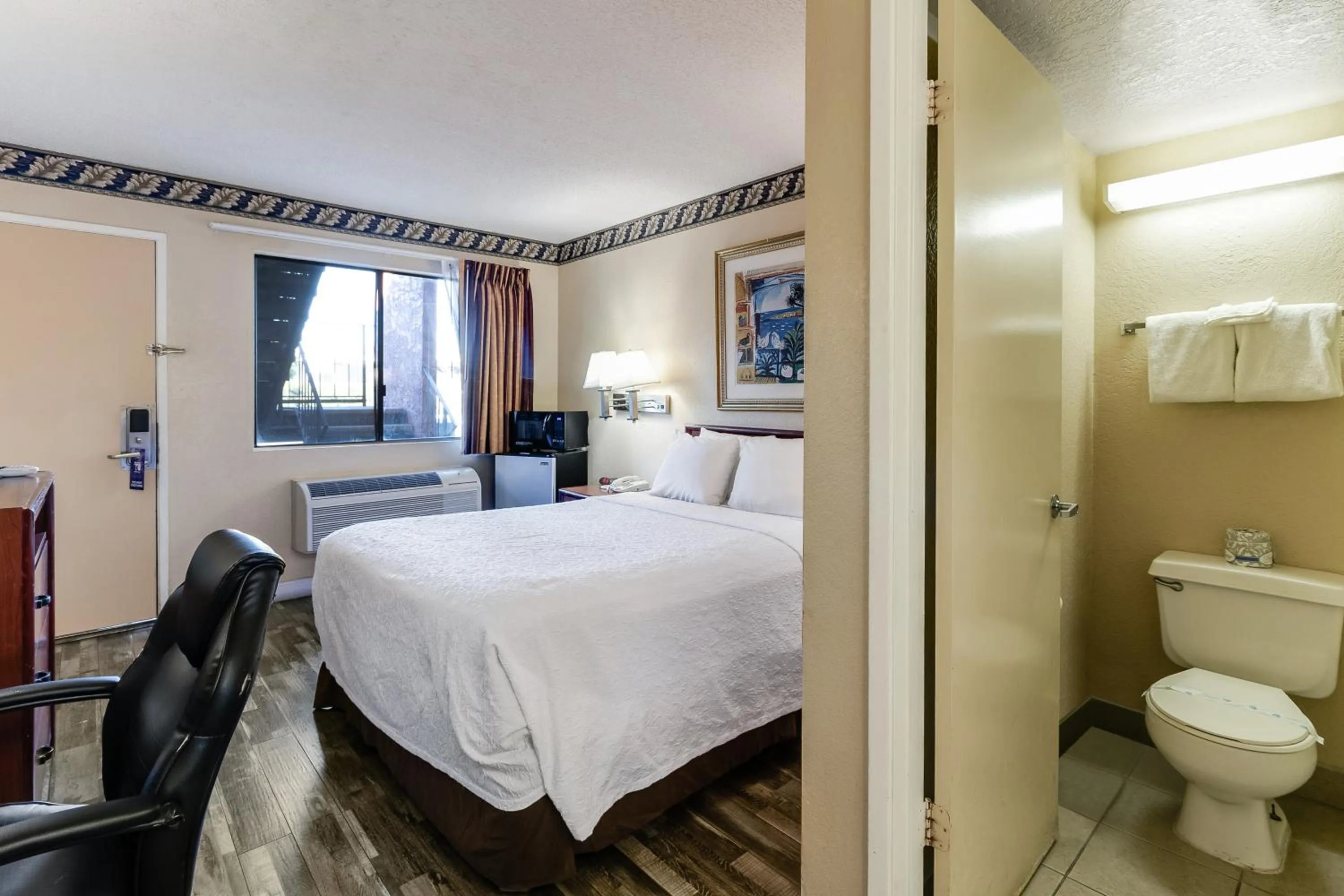 Queen Room - Non-Smoking (2 Adults) in Knights Inn Madera