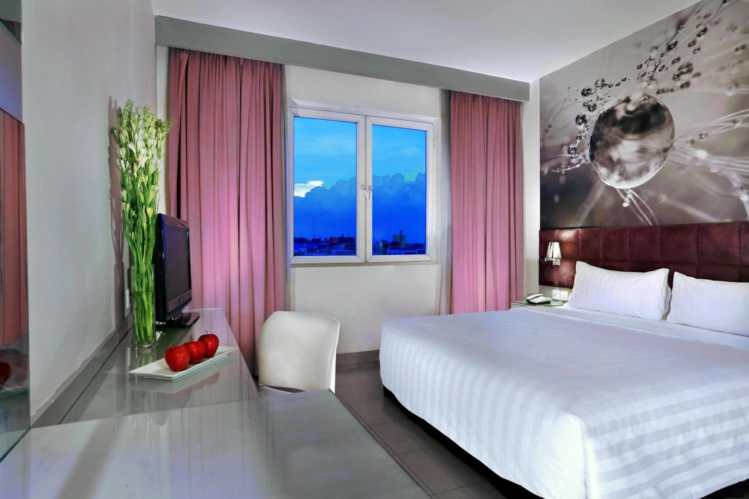 Superior Queen Room in Royal Palm Hotel & Conference Center Cengkareng