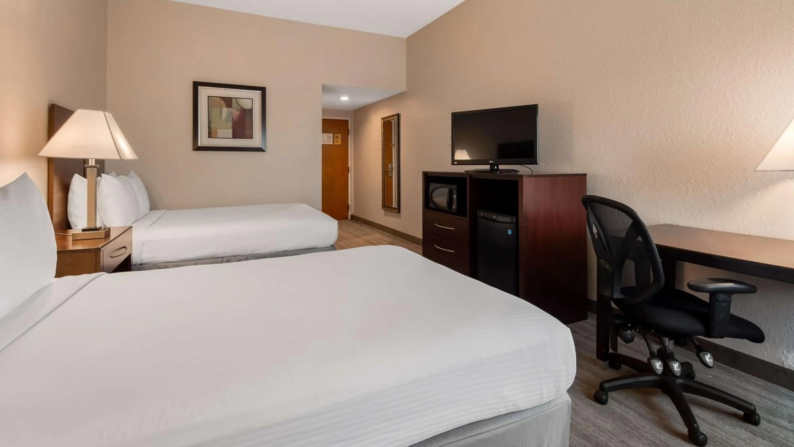 Photo of the whole room, Bed in Best Western Tampa