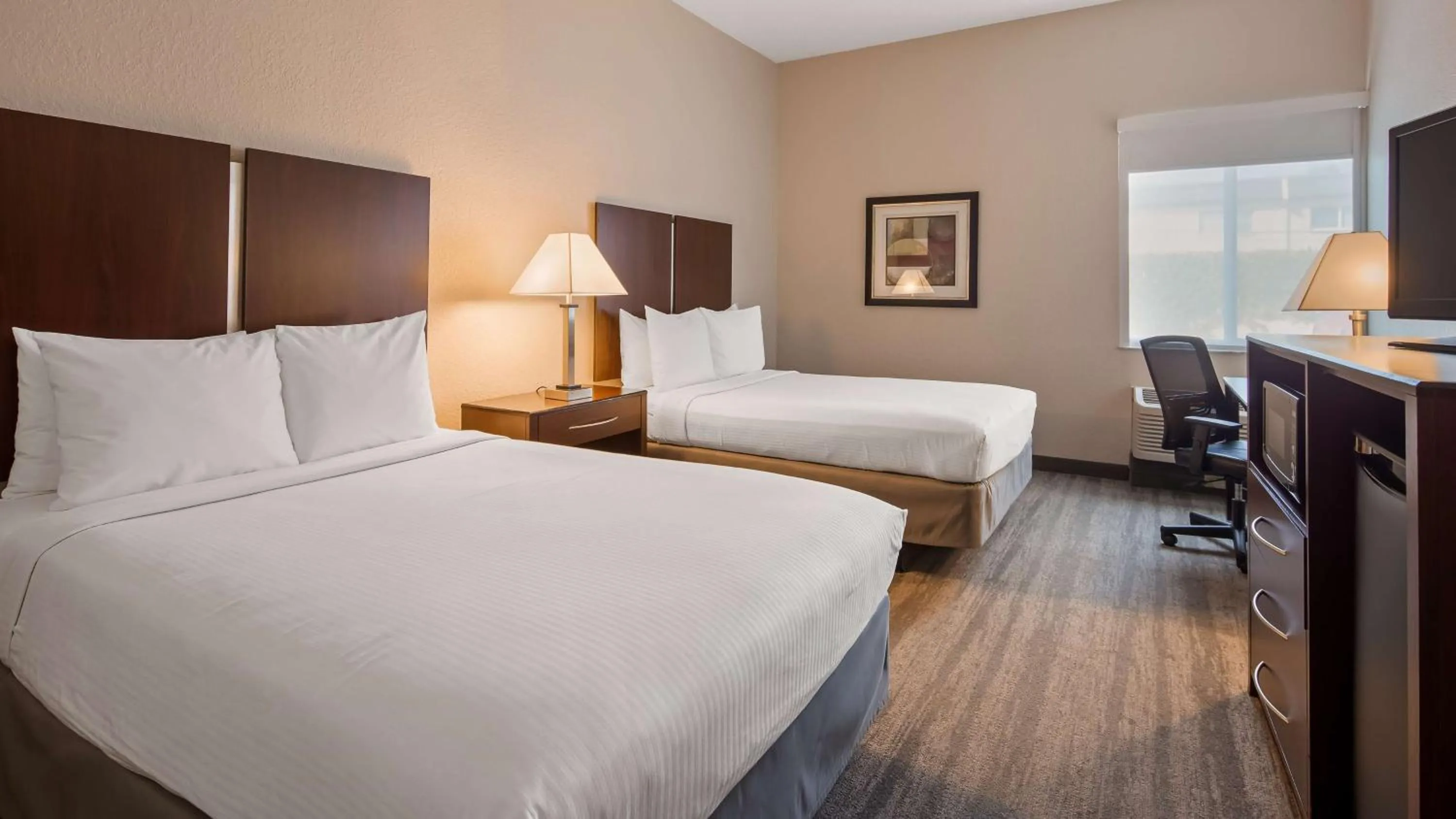 Photo of the whole room, Bed in Best Western Tampa