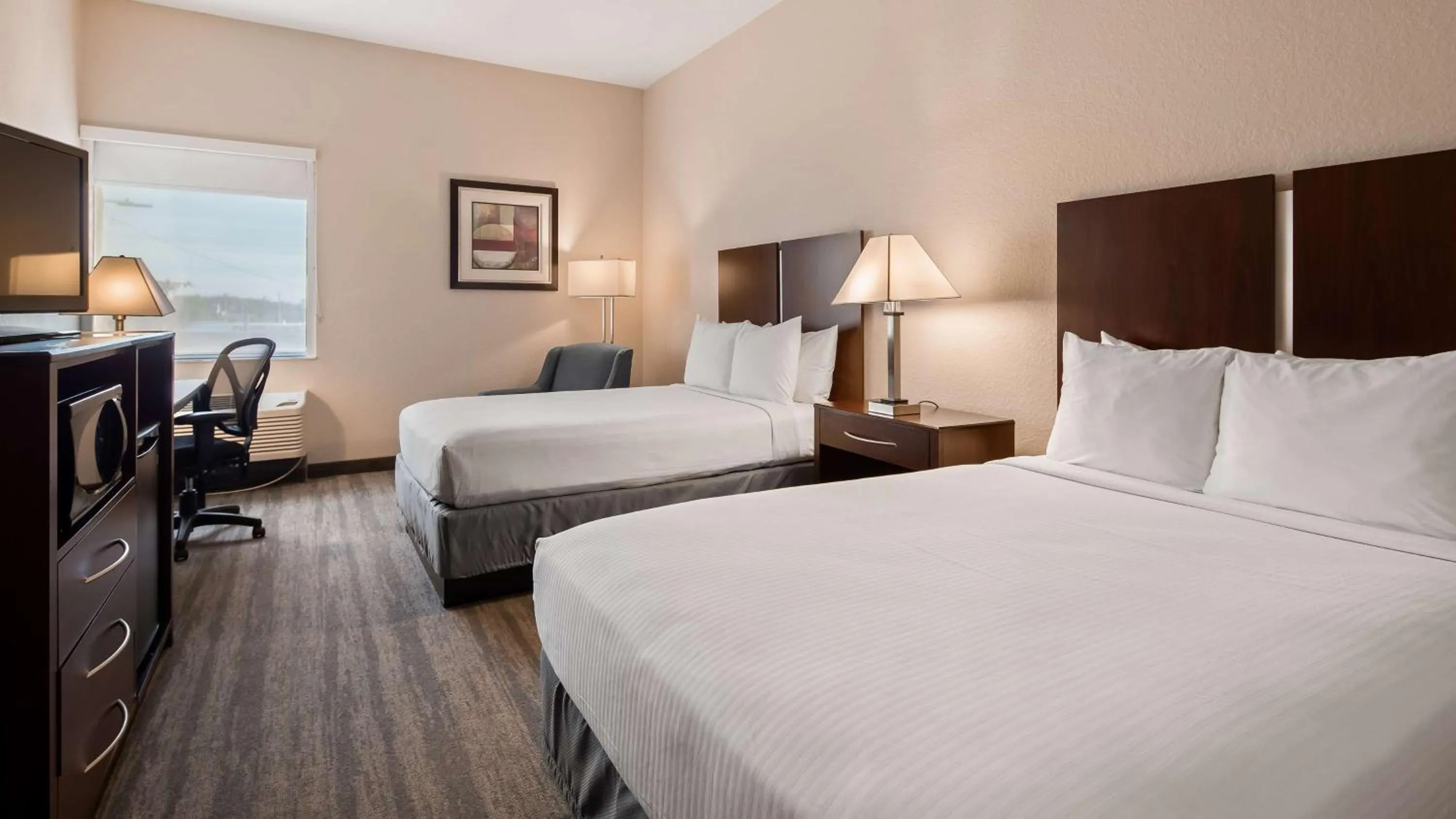 Photo of the whole room, Bed in Best Western Tampa