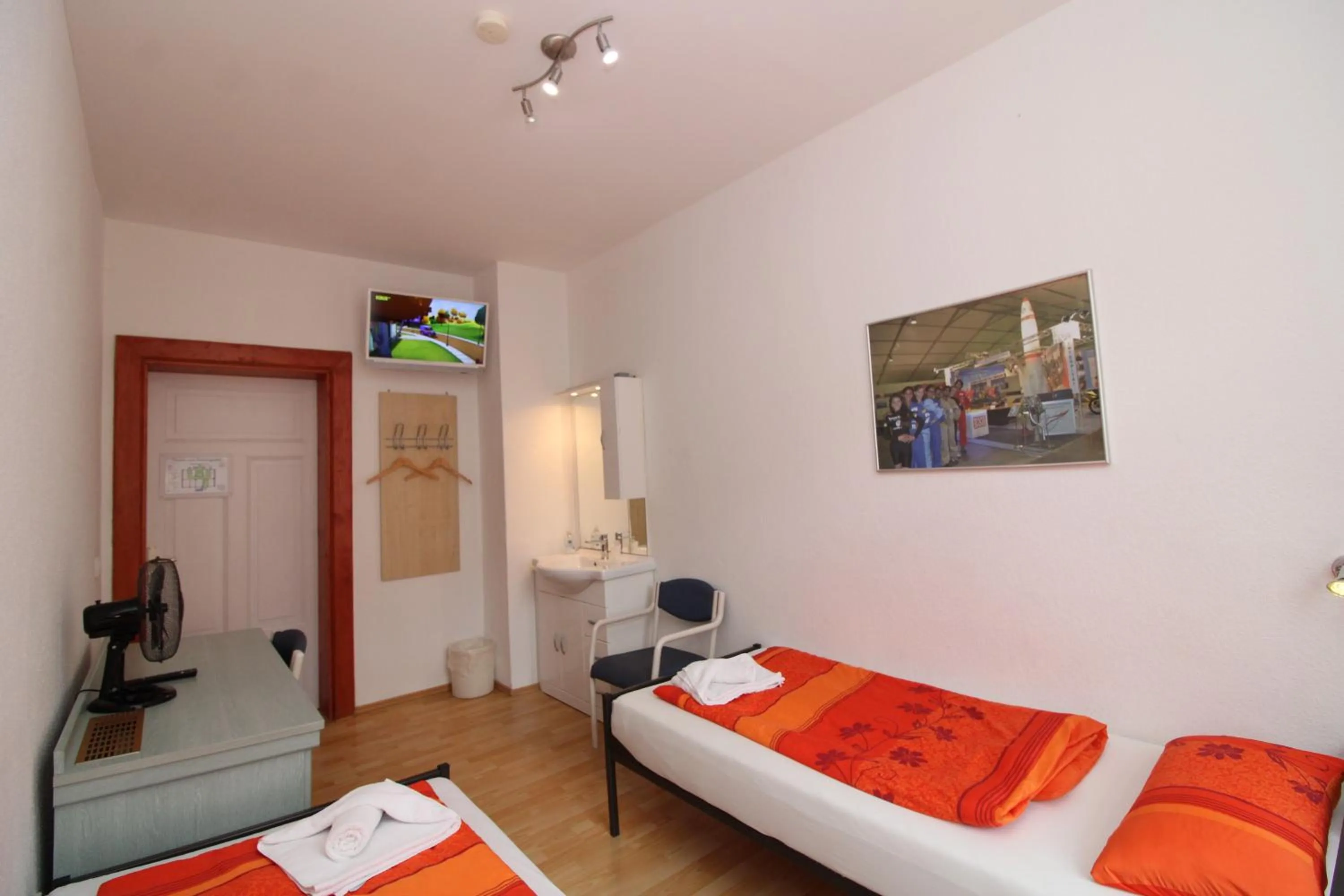 Economy Twin Room in Space Hotel im Campus der JvP Schule